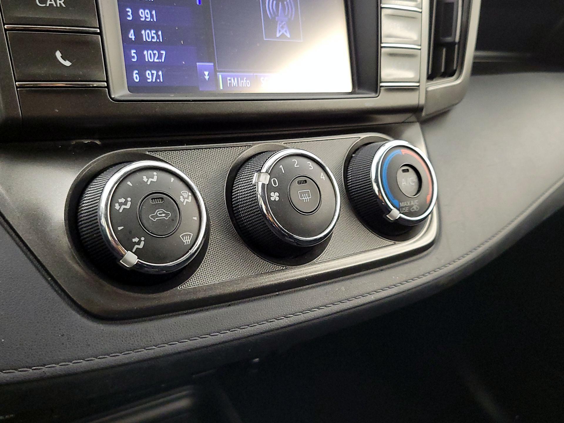 Thumbnail: 2015 Toyota RAV4 - 16