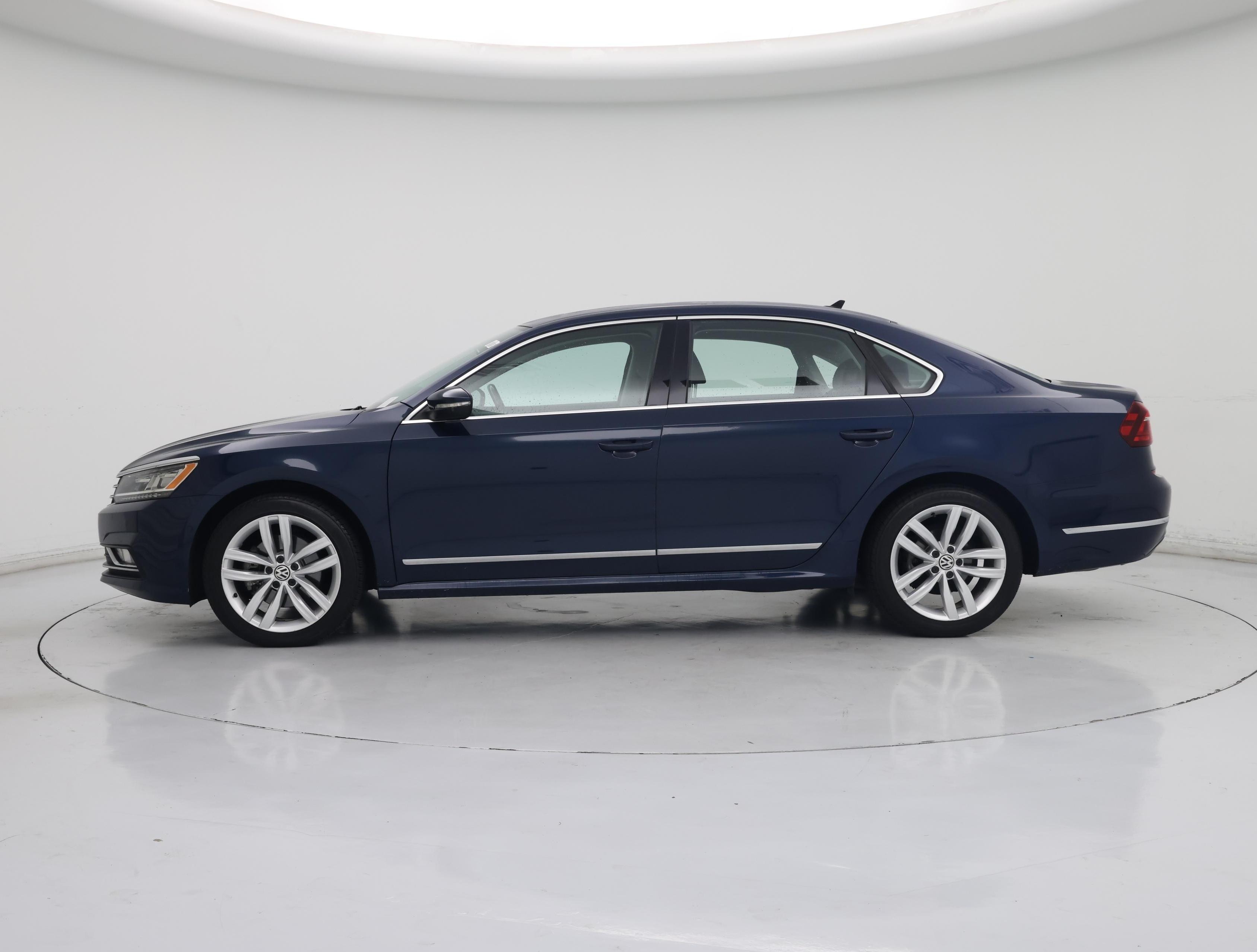 Thumbnail: 2018 Volkswagen Passat - 3