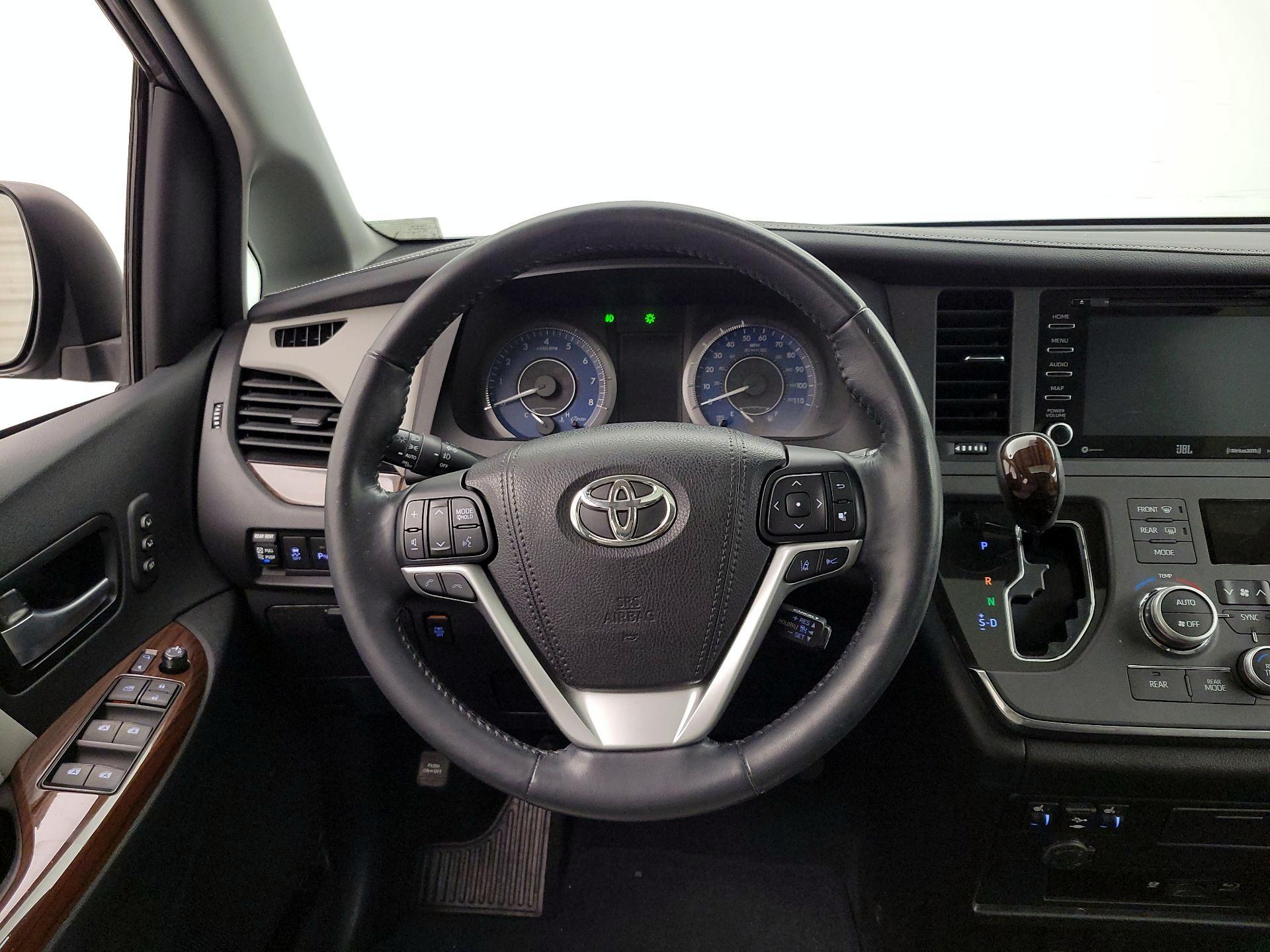 Thumbnail: 2018 Toyota Sienna - 10