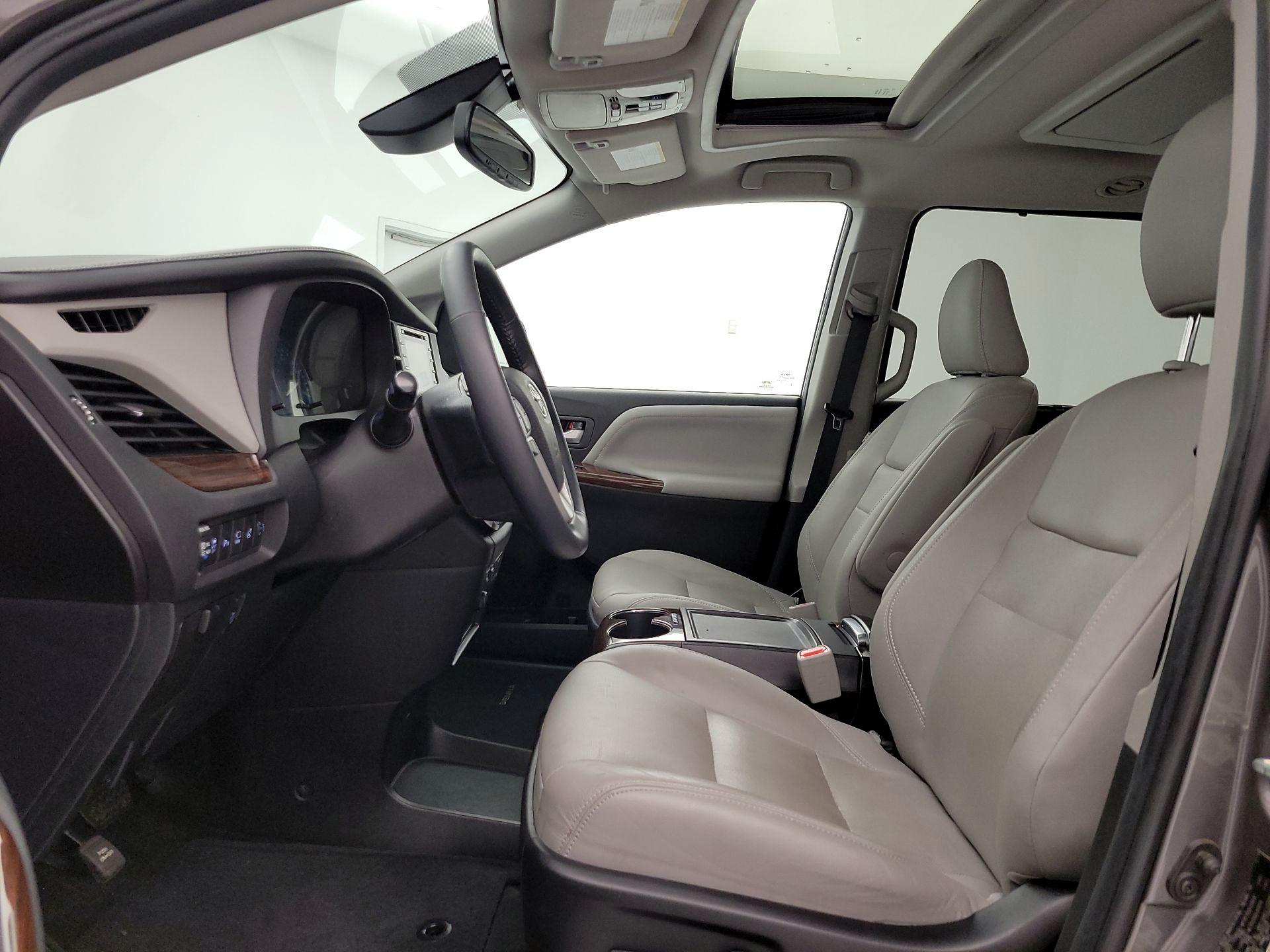 Thumbnail: 2018 Toyota Sienna - 11