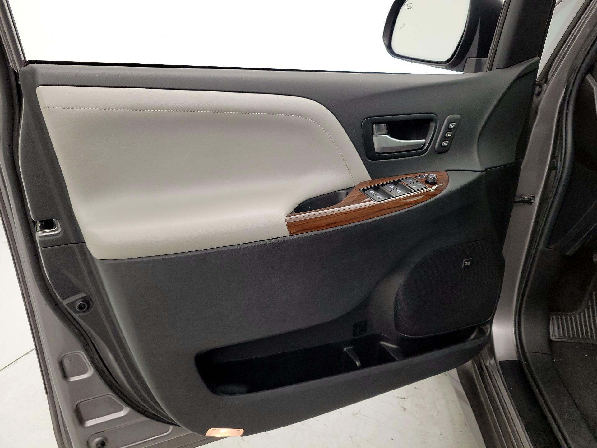 Thumbnail: 2018 Toyota Sienna - 12