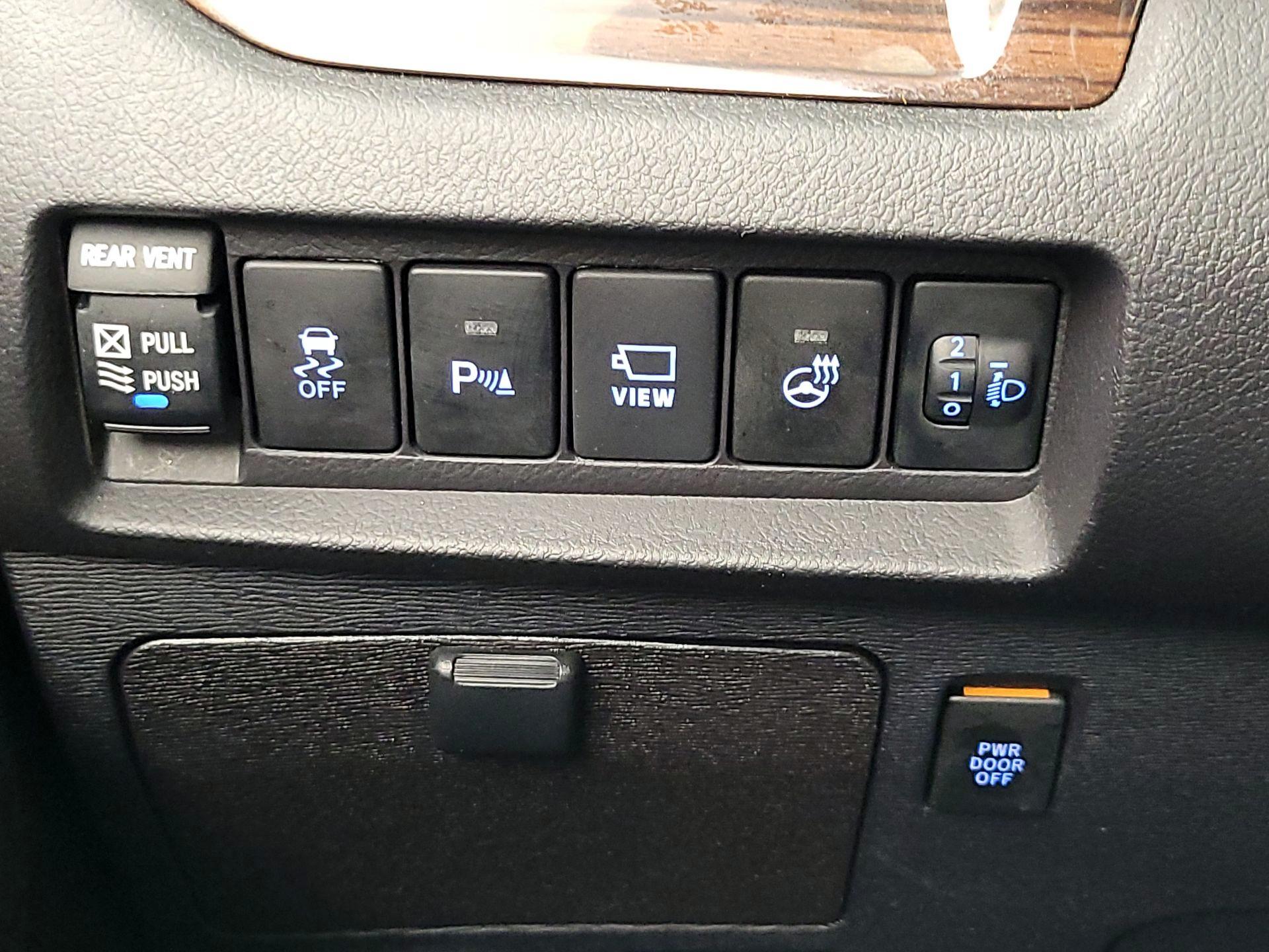 Thumbnail: 2018 Toyota Sienna - 13