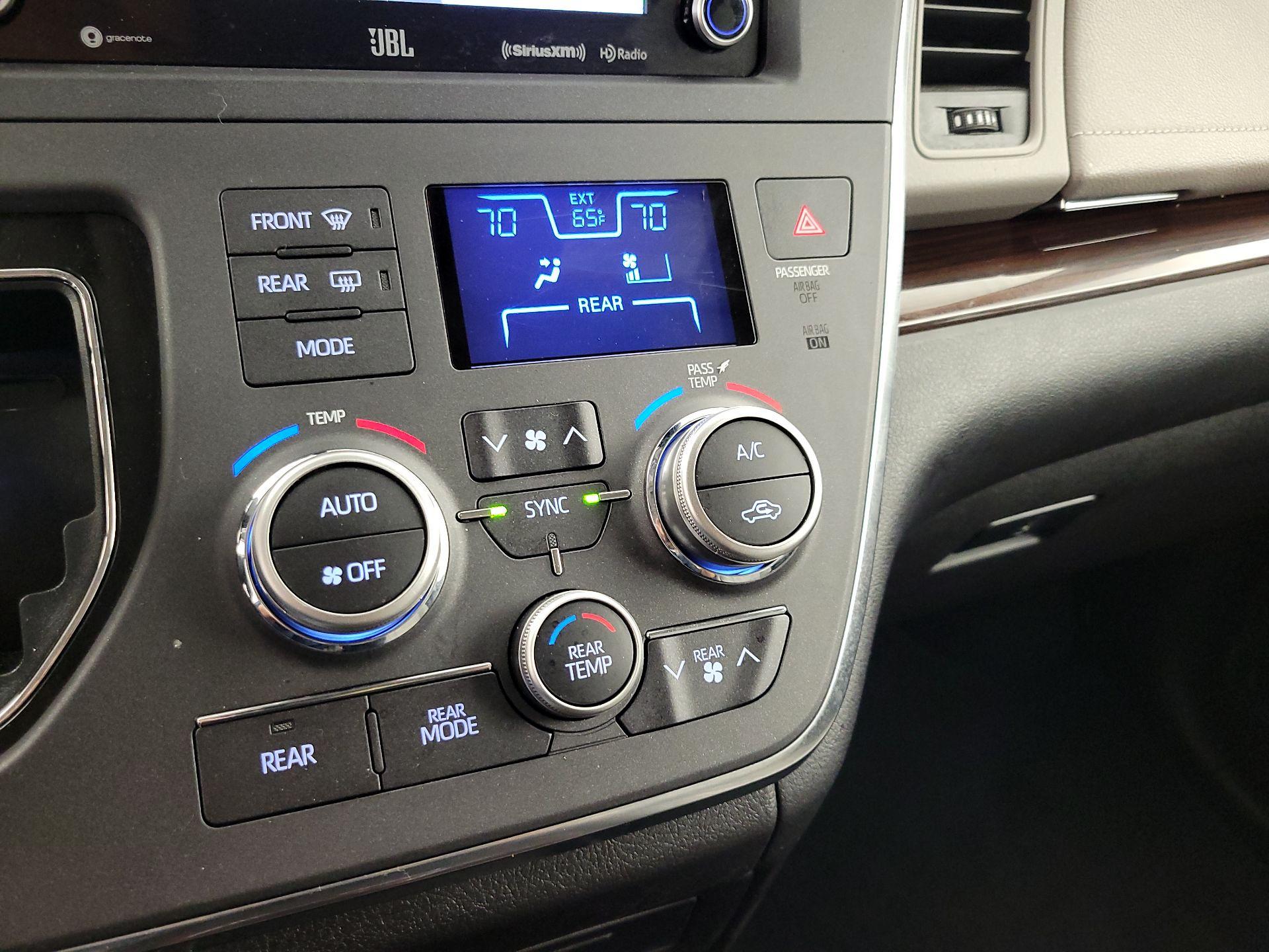 Thumbnail: 2018 Toyota Sienna - 17