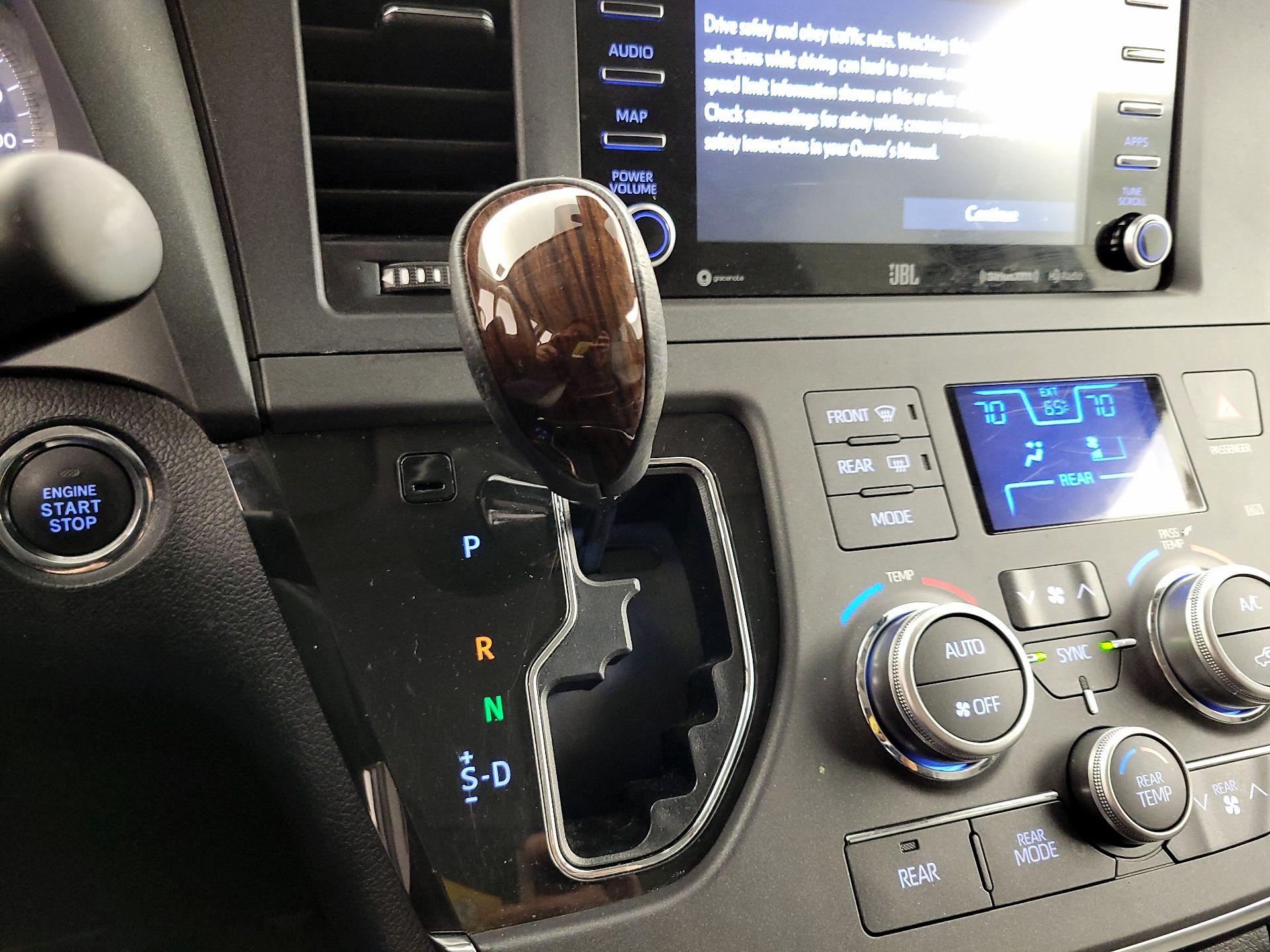 Thumbnail: 2018 Toyota Sienna - 18