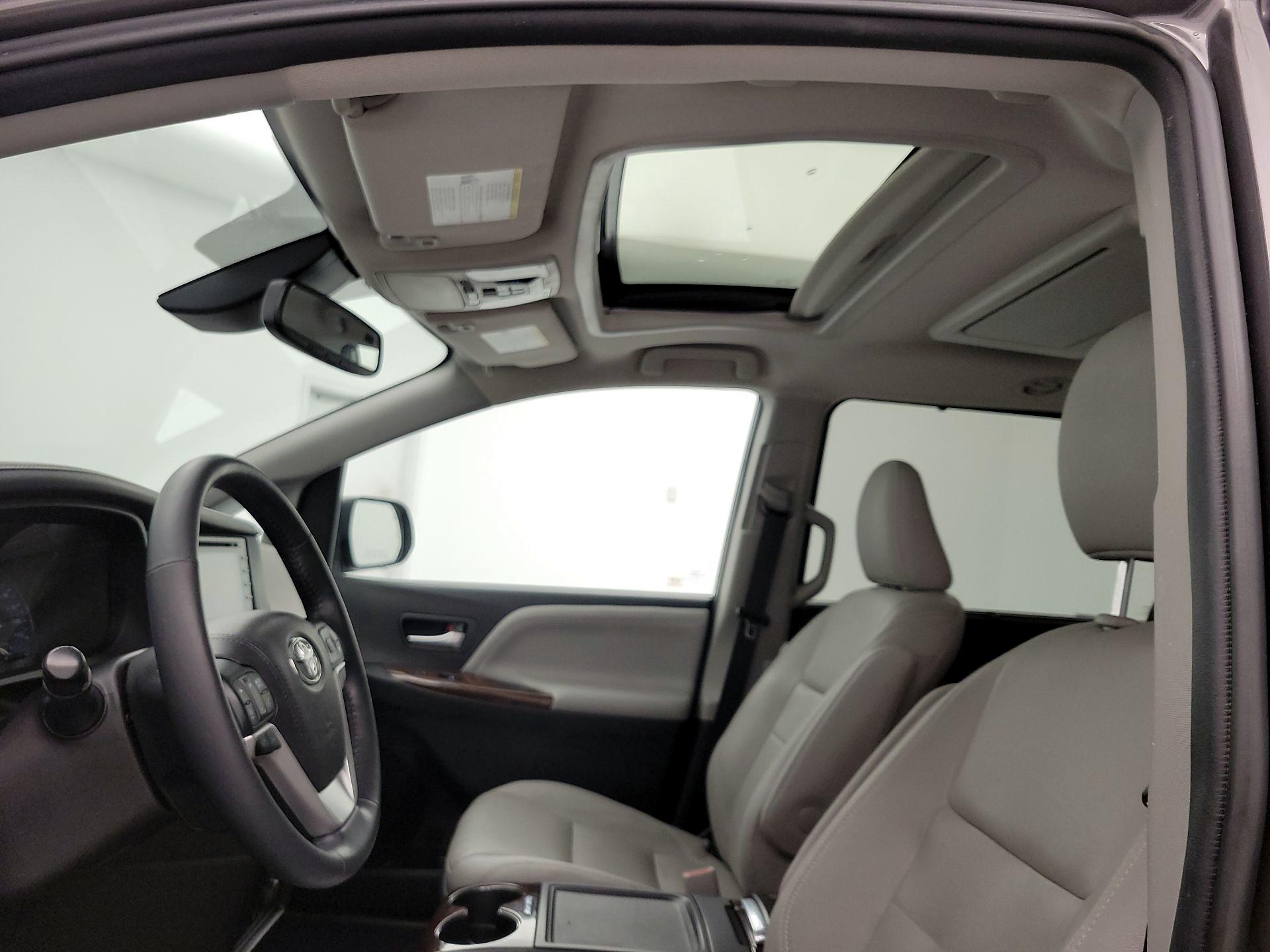 Thumbnail: 2018 Toyota Sienna - 20