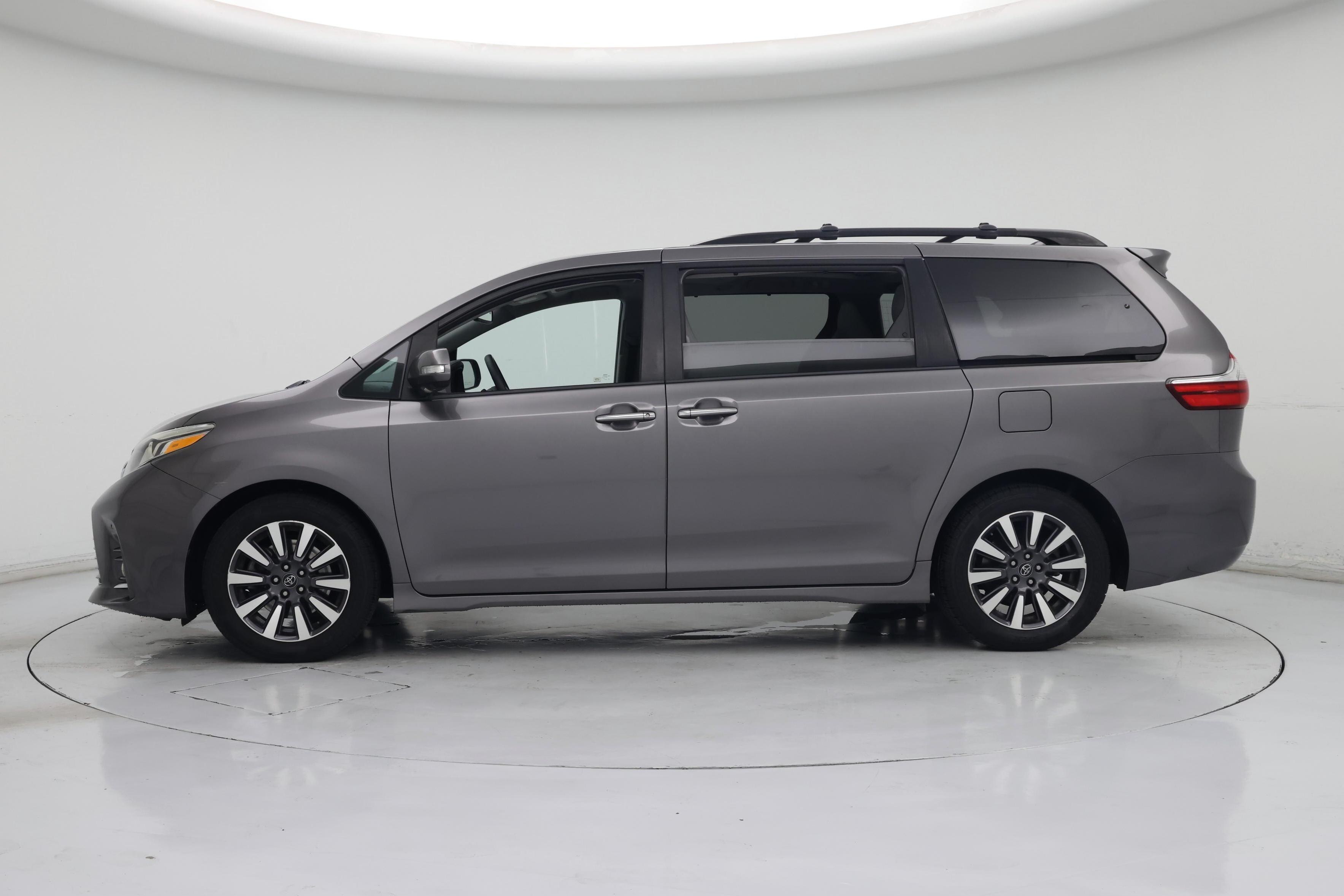Thumbnail: 2018 Toyota Sienna - 3