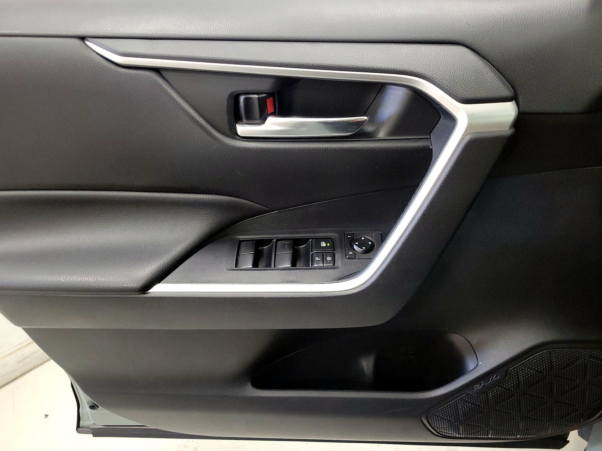 Thumbnail: 2020 Toyota RAV4 - 12