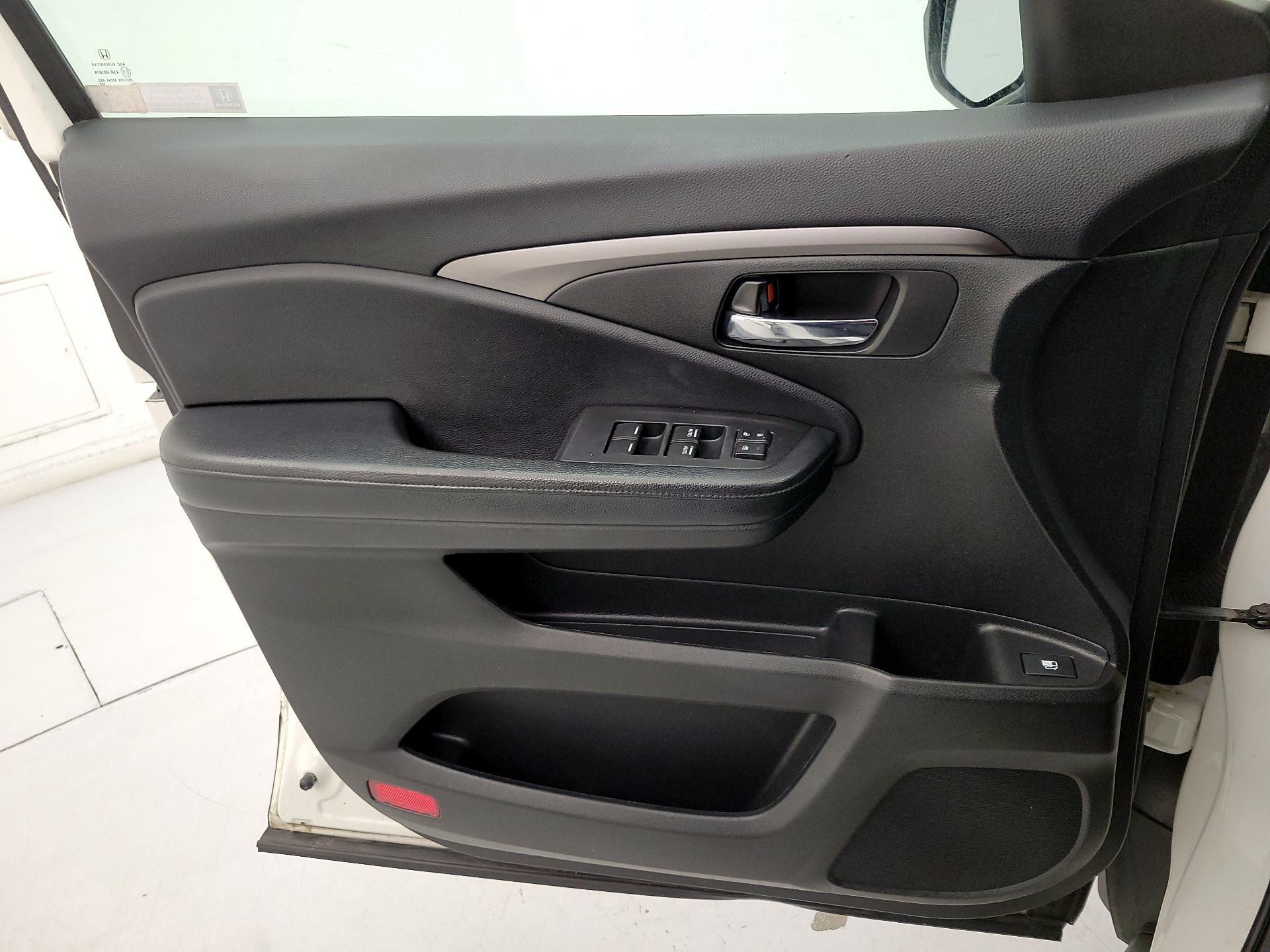 Thumbnail: 2018 Honda Pilot - 12