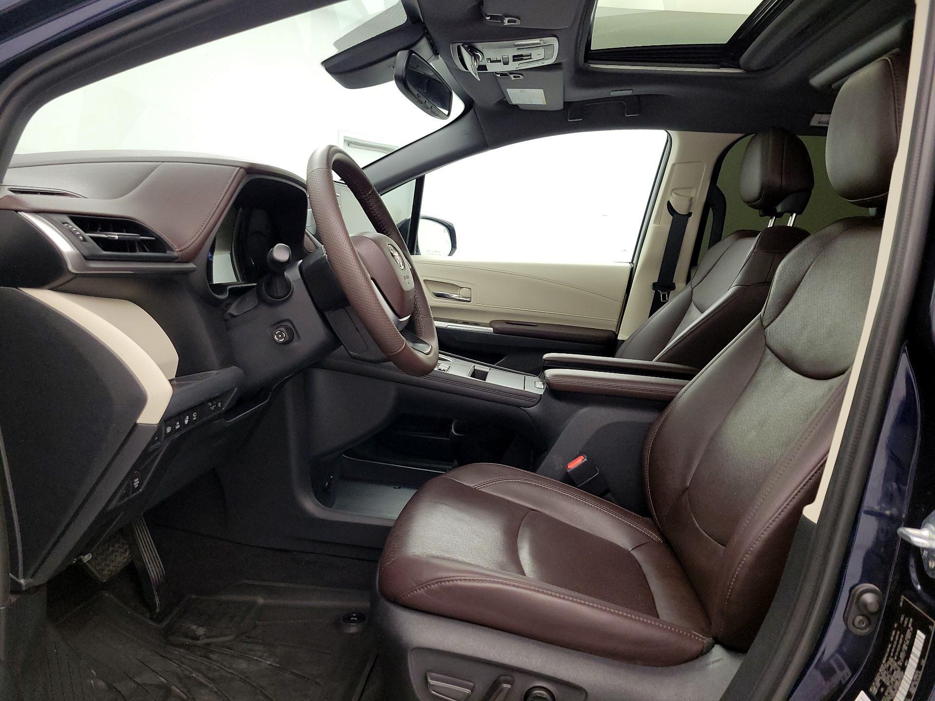 Thumbnail: 2022 Toyota Sienna - 11