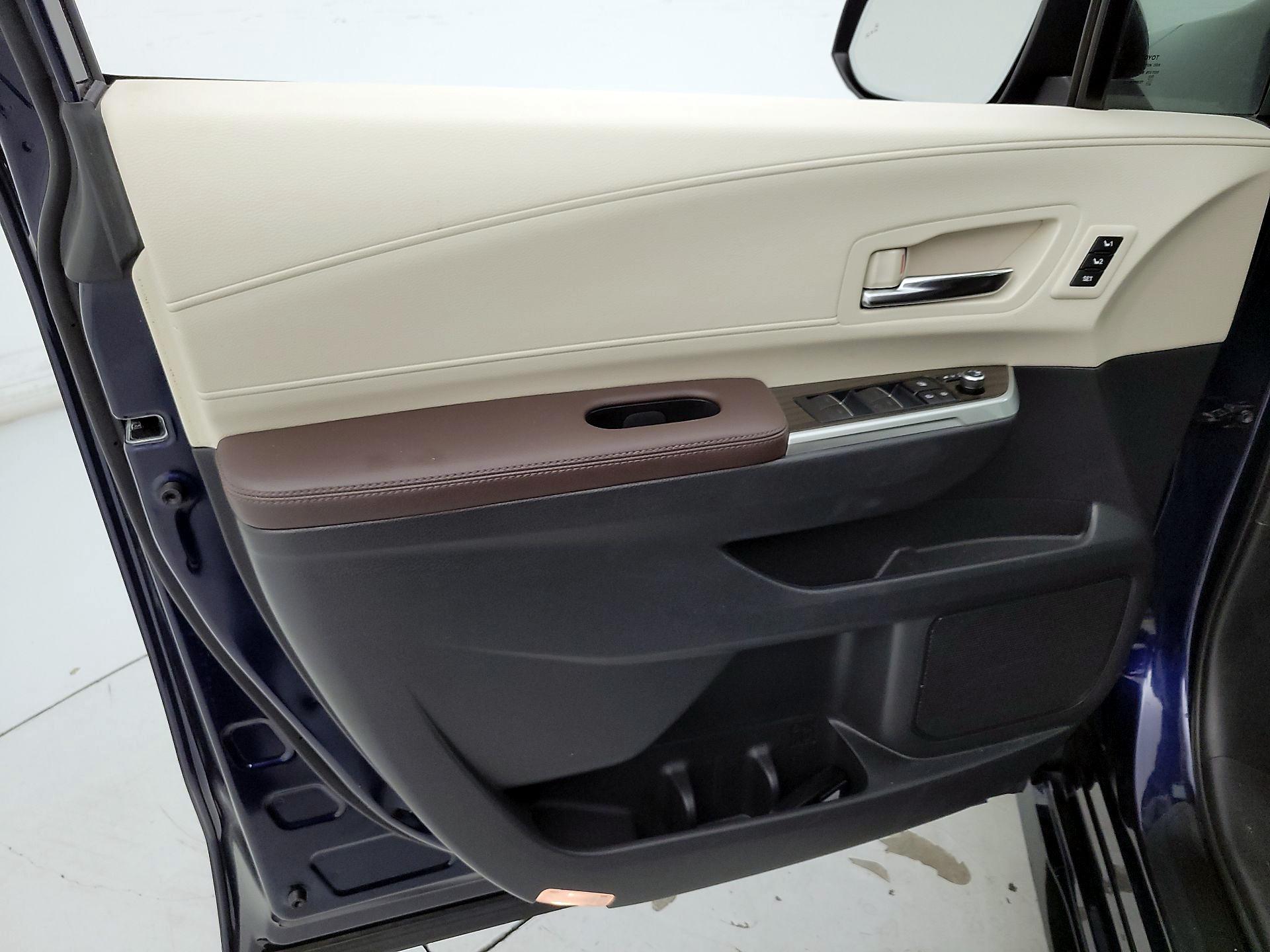 Thumbnail: 2022 Toyota Sienna - 12