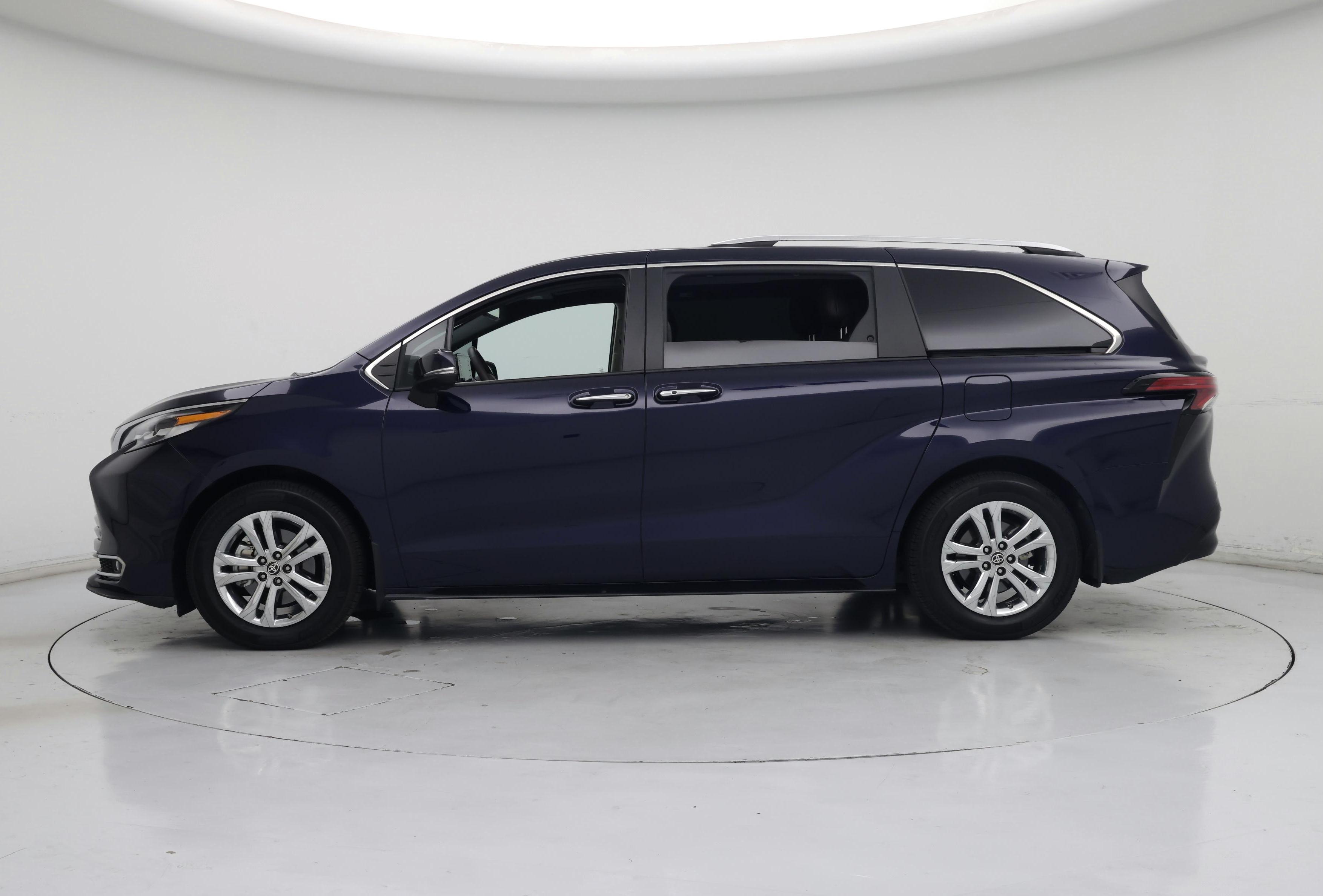 Thumbnail: 2022 Toyota Sienna - 3