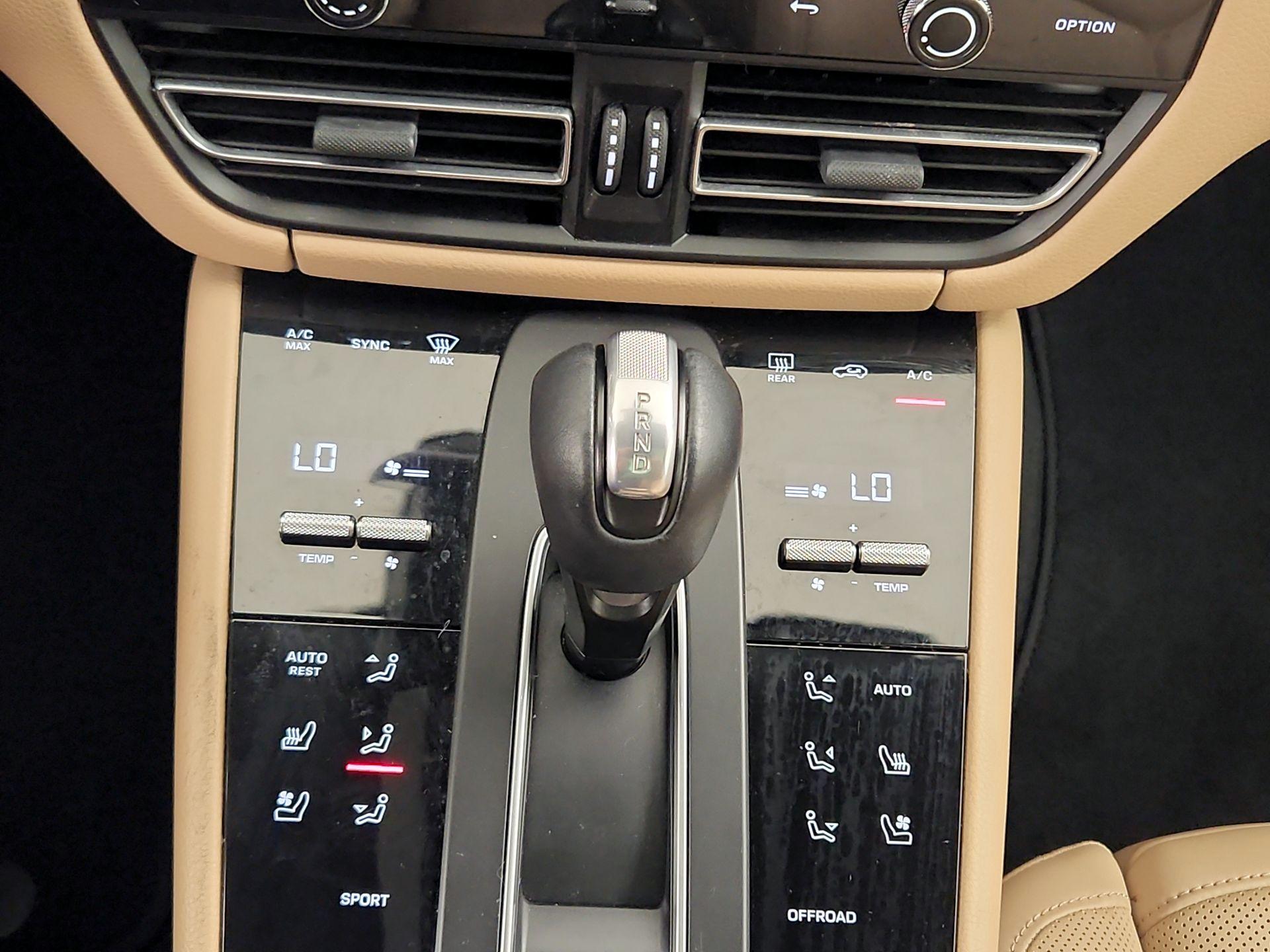 Thumbnail: 2022 Porsche Macan - 17