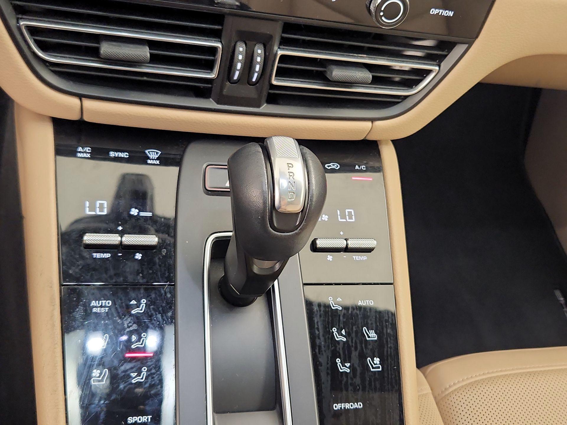 Thumbnail: 2022 Porsche Macan - 18