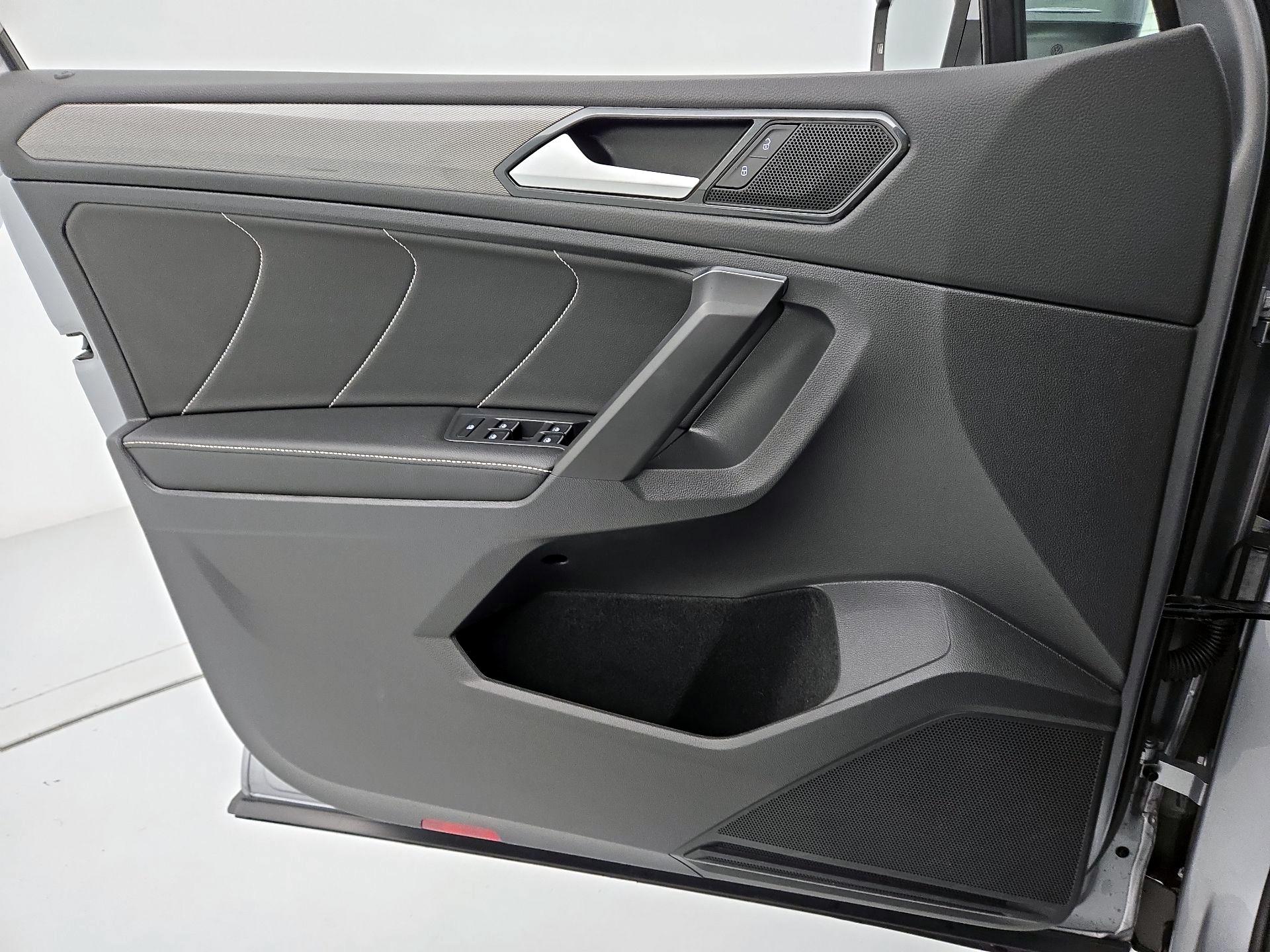 Thumbnail: 2022 Volkswagen Tiguan - 12