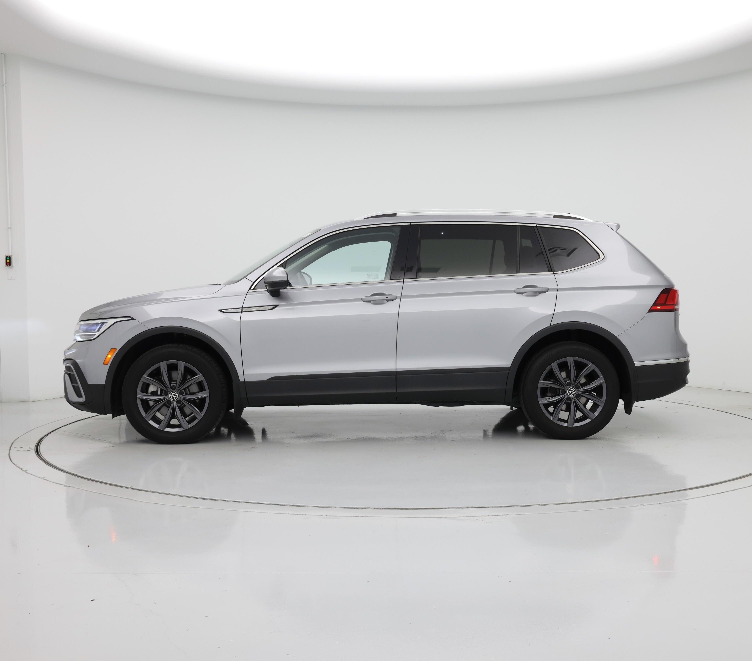 Thumbnail: 2022 Volkswagen Tiguan - 3