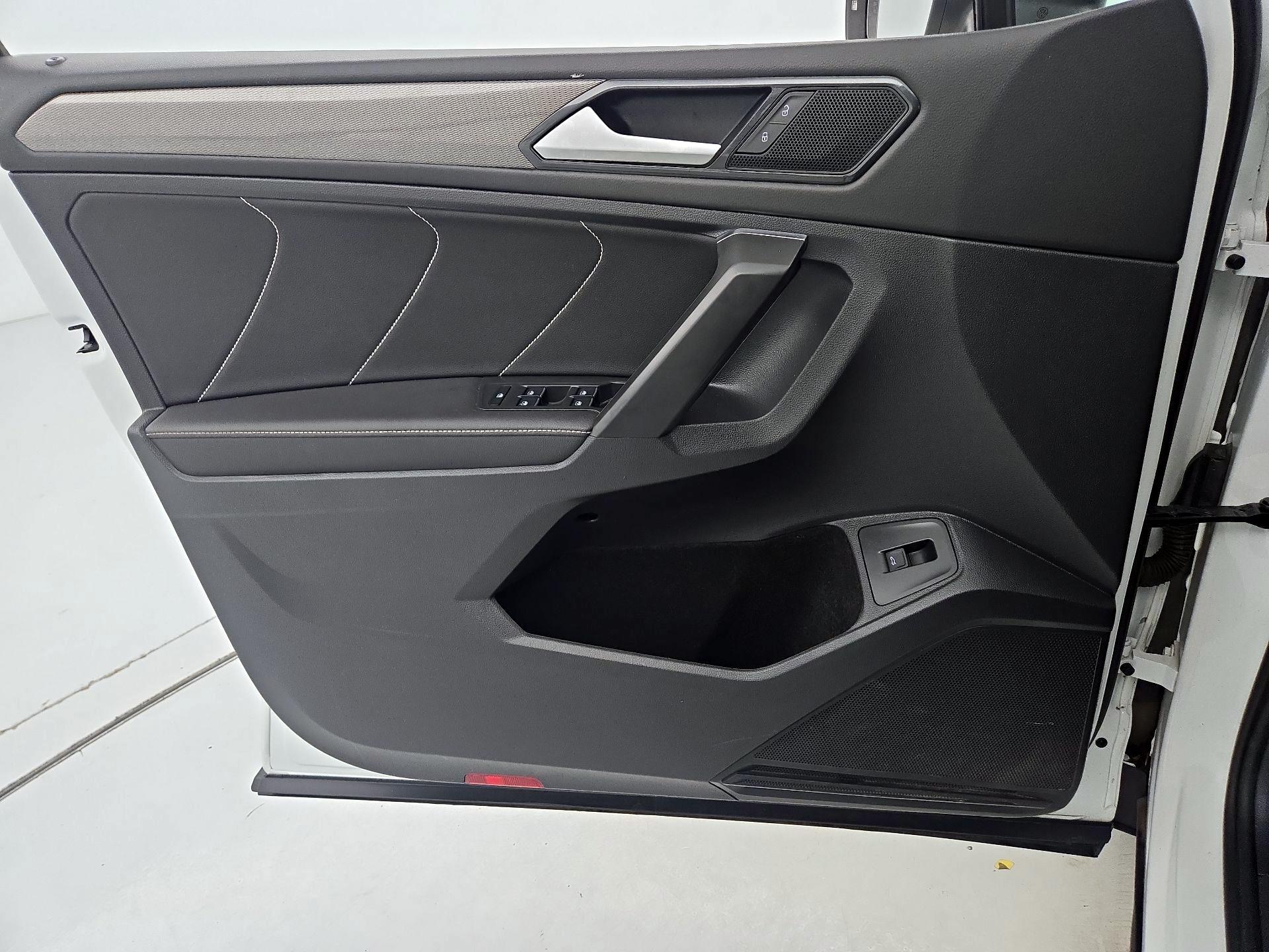 Thumbnail: 2022 Volkswagen Tiguan - 12