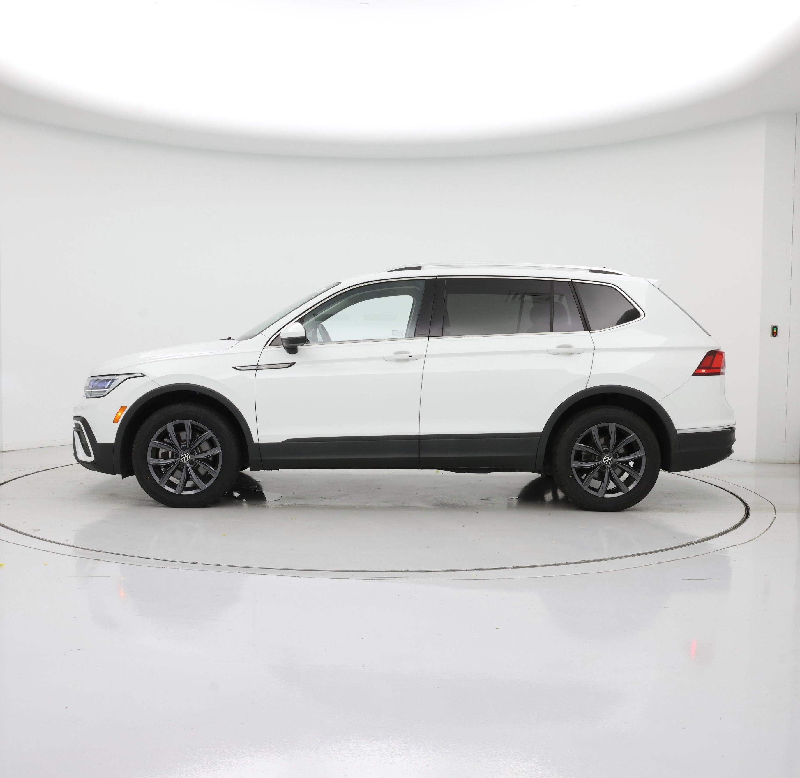 Thumbnail: 2022 Volkswagen Tiguan - 3