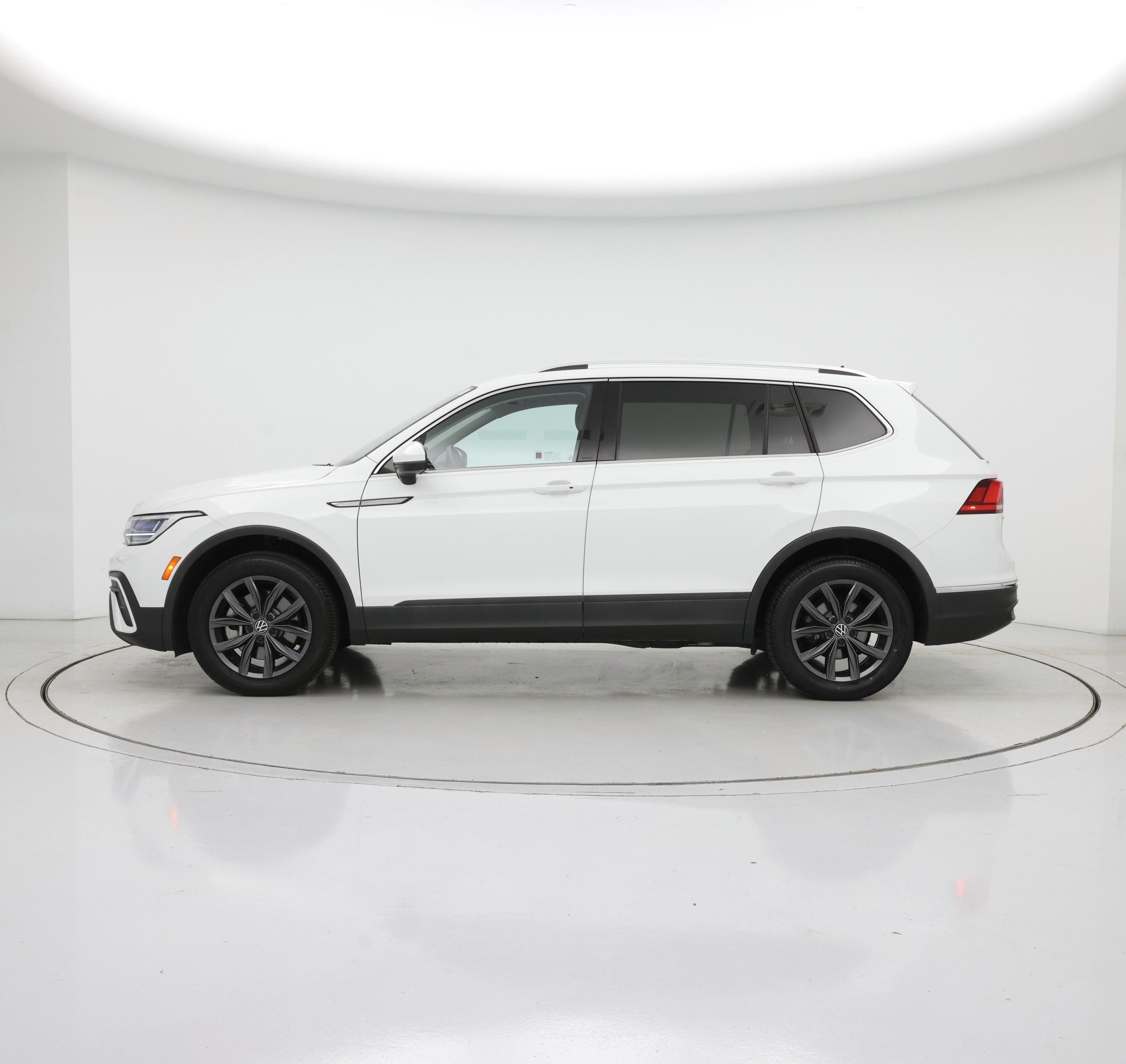 Thumbnail: 2022 Volkswagen Tiguan - 3