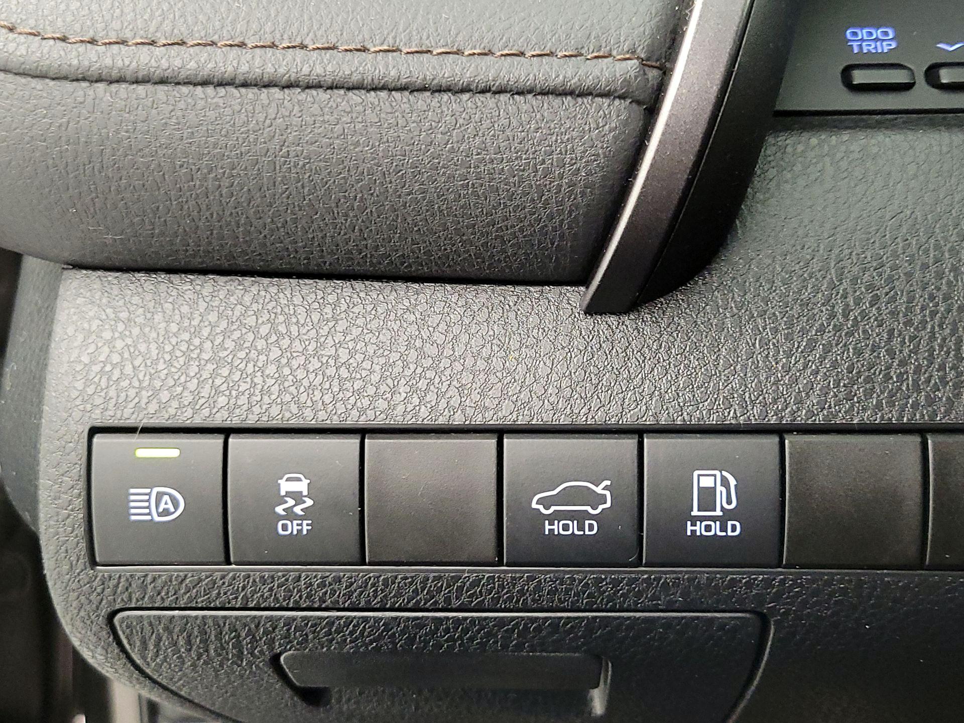 Thumbnail: 2019 Toyota Camry - 13