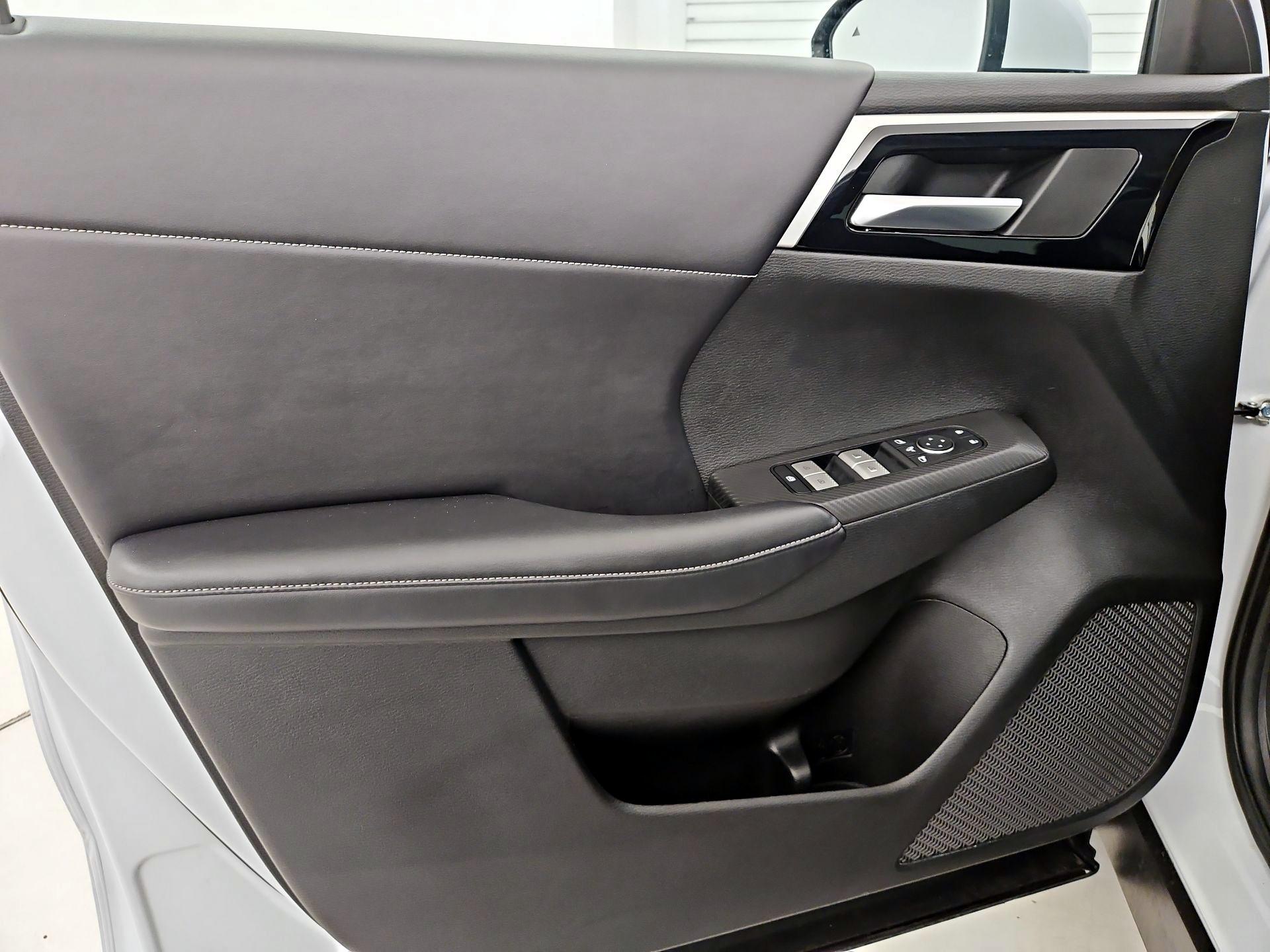 Thumbnail: 2023 Mitsubishi Outlander - 12