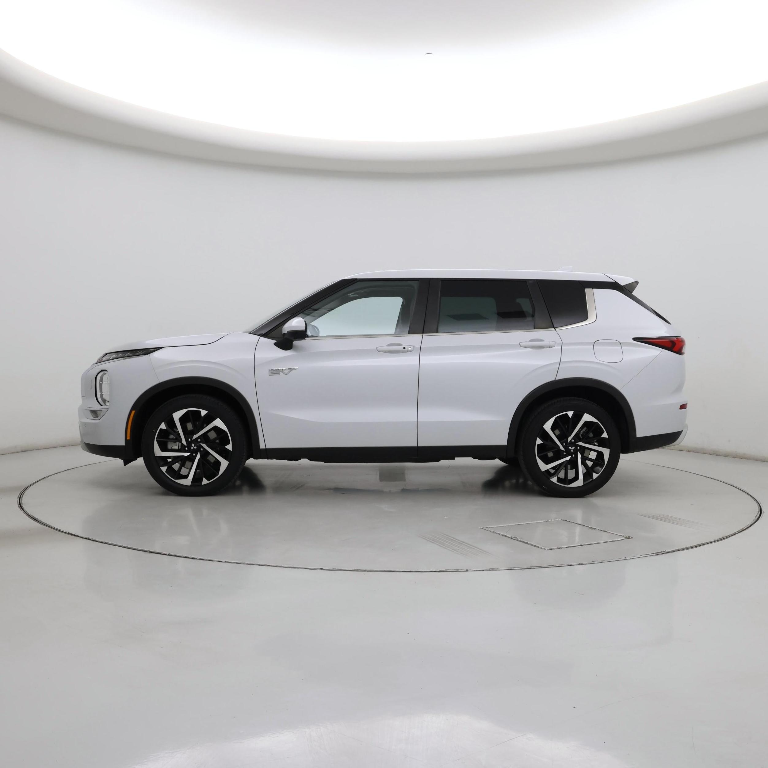 Thumbnail: 2023 Mitsubishi Outlander - 3
