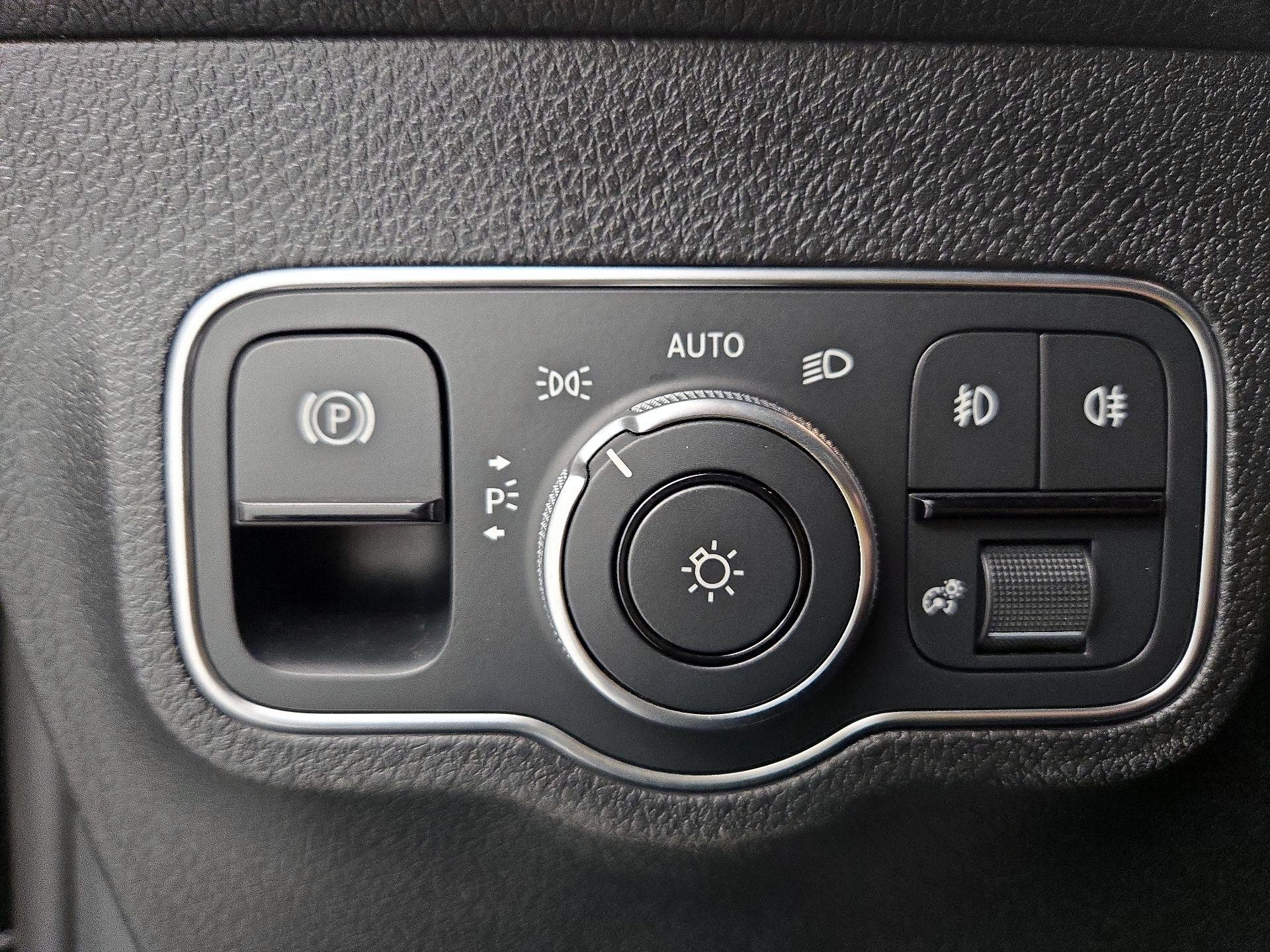 Thumbnail: 2022 Mercedes-Benz GLB - 13