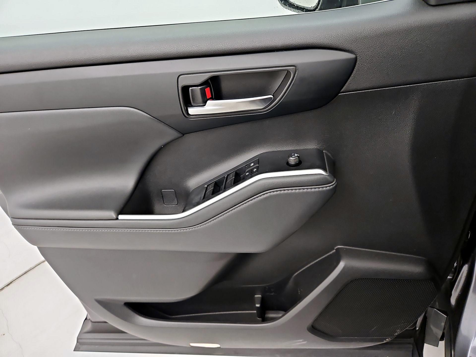 Thumbnail: 2022 Toyota Highlander - 12