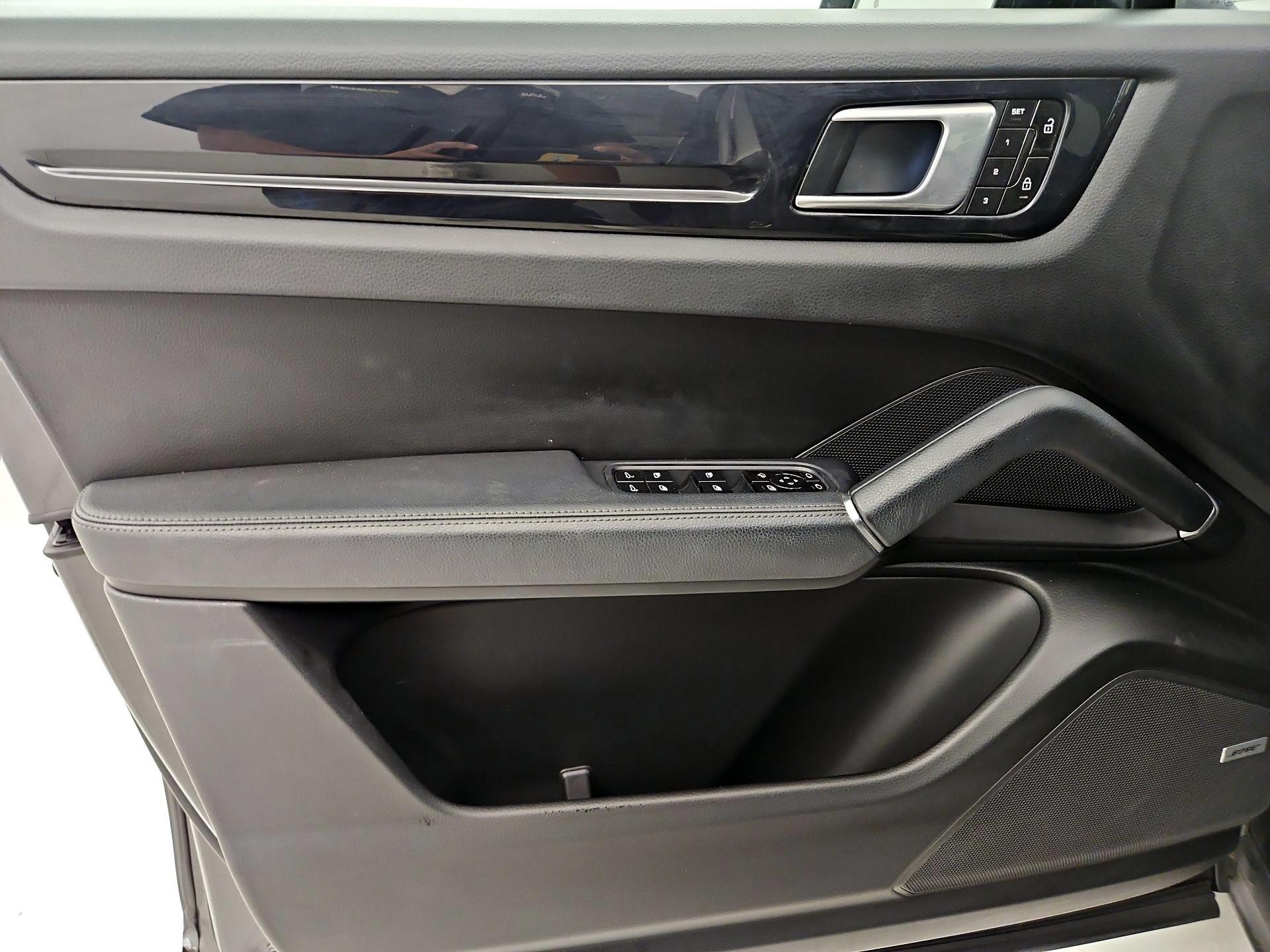 Thumbnail: 2021 Porsche Cayenne - 12