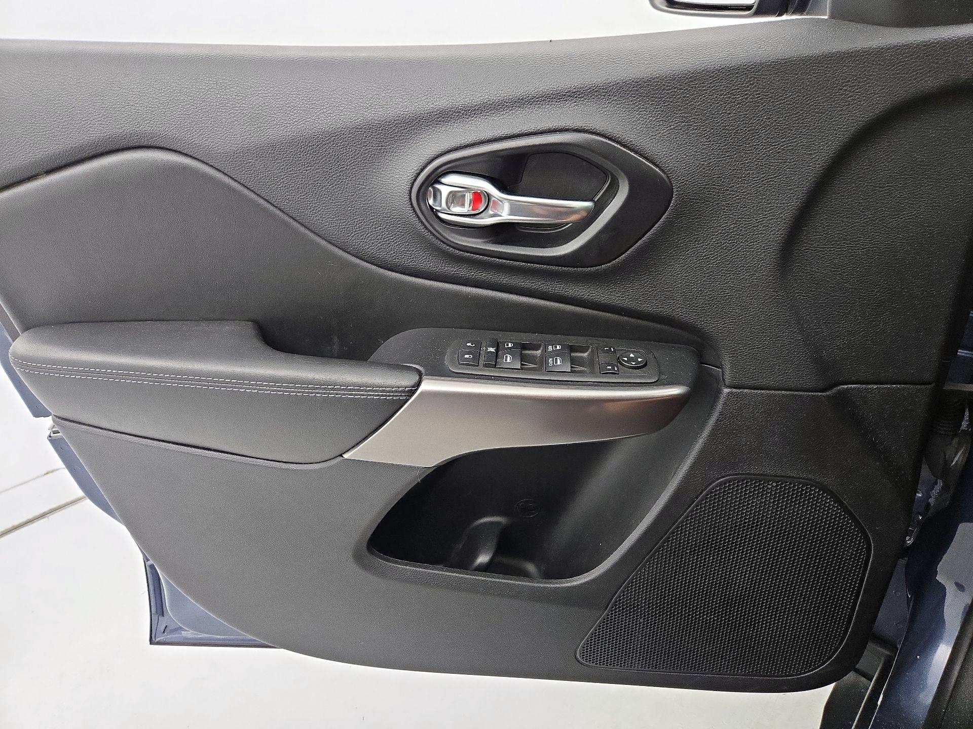 Thumbnail: 2021 Jeep Cherokee - 12