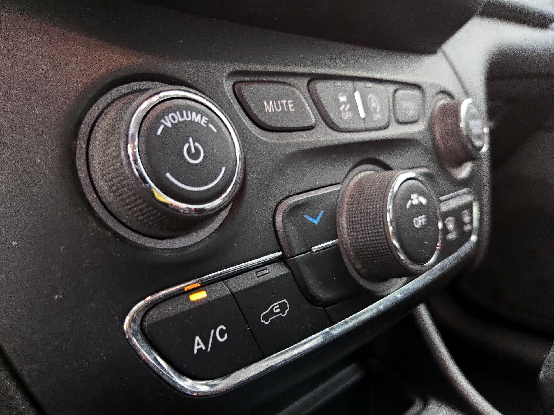 Thumbnail: 2021 Jeep Cherokee - 16