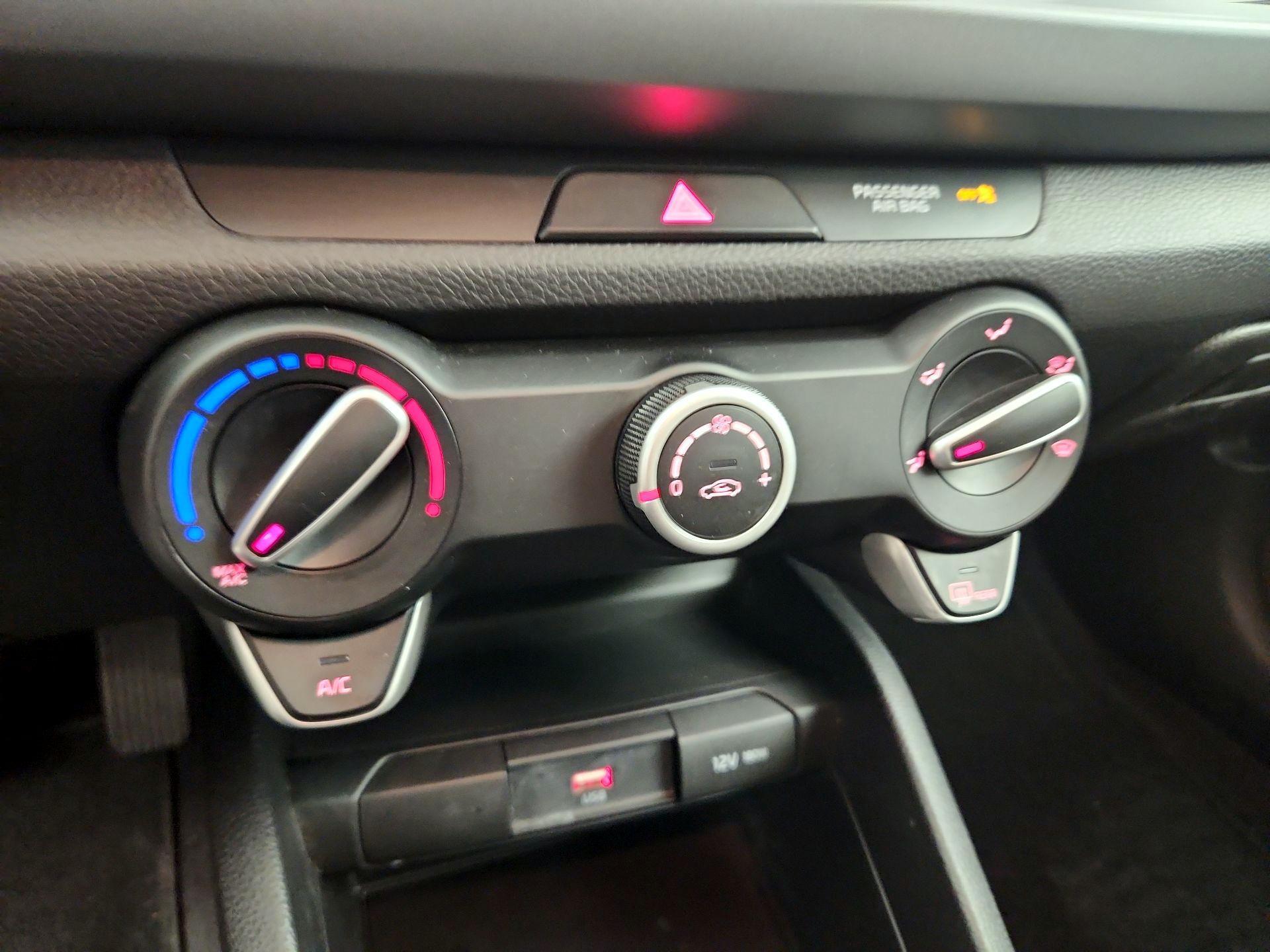 Thumbnail: 2022 Kia Rio - 16