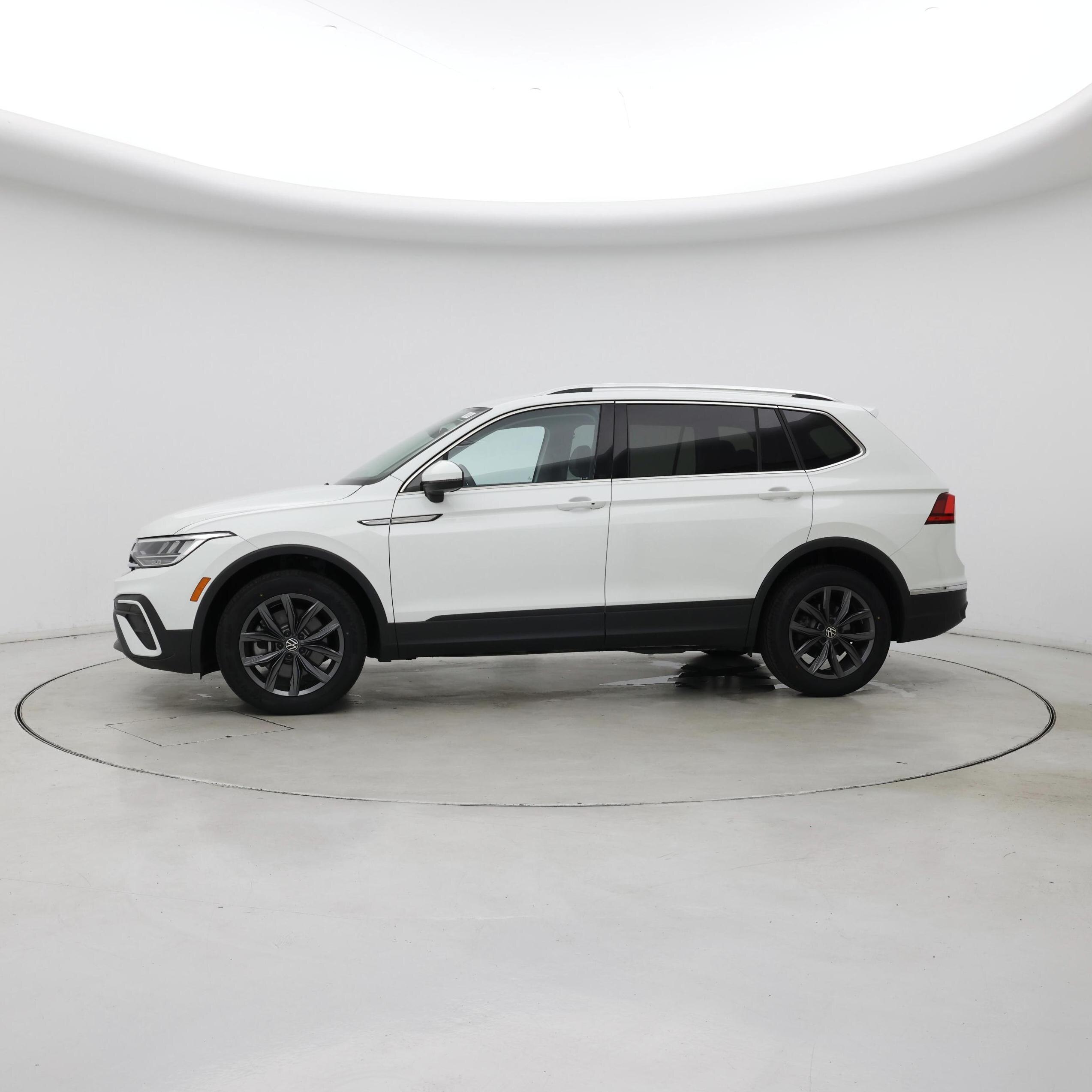 Thumbnail: 2022 Volkswagen Tiguan - 3