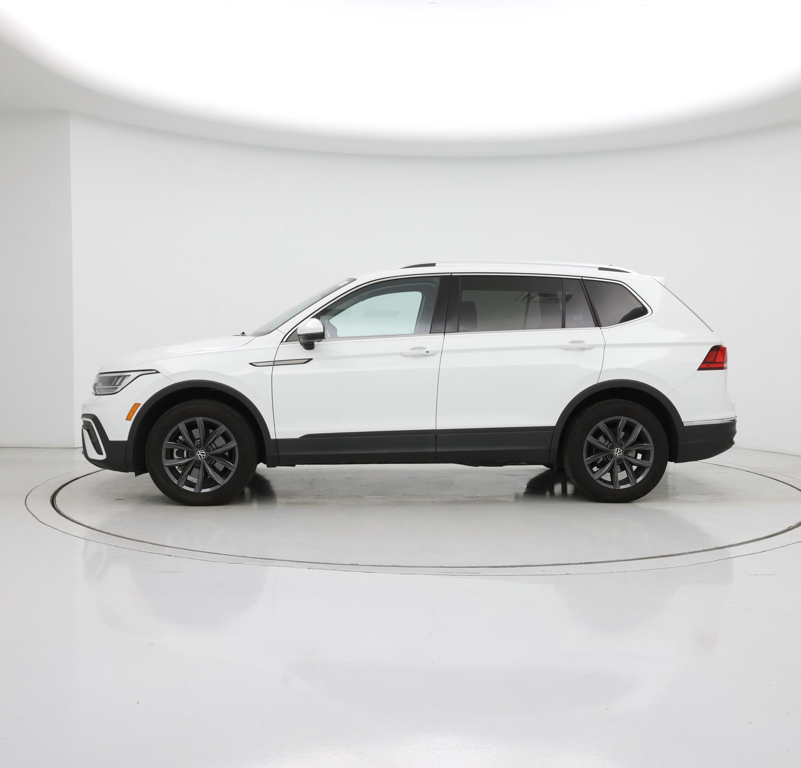 Thumbnail: 2022 Volkswagen Tiguan - 3