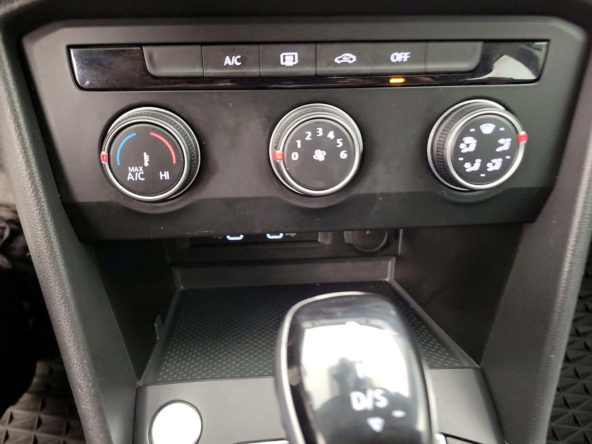 Thumbnail: 2022 Volkswagen Taos - 16