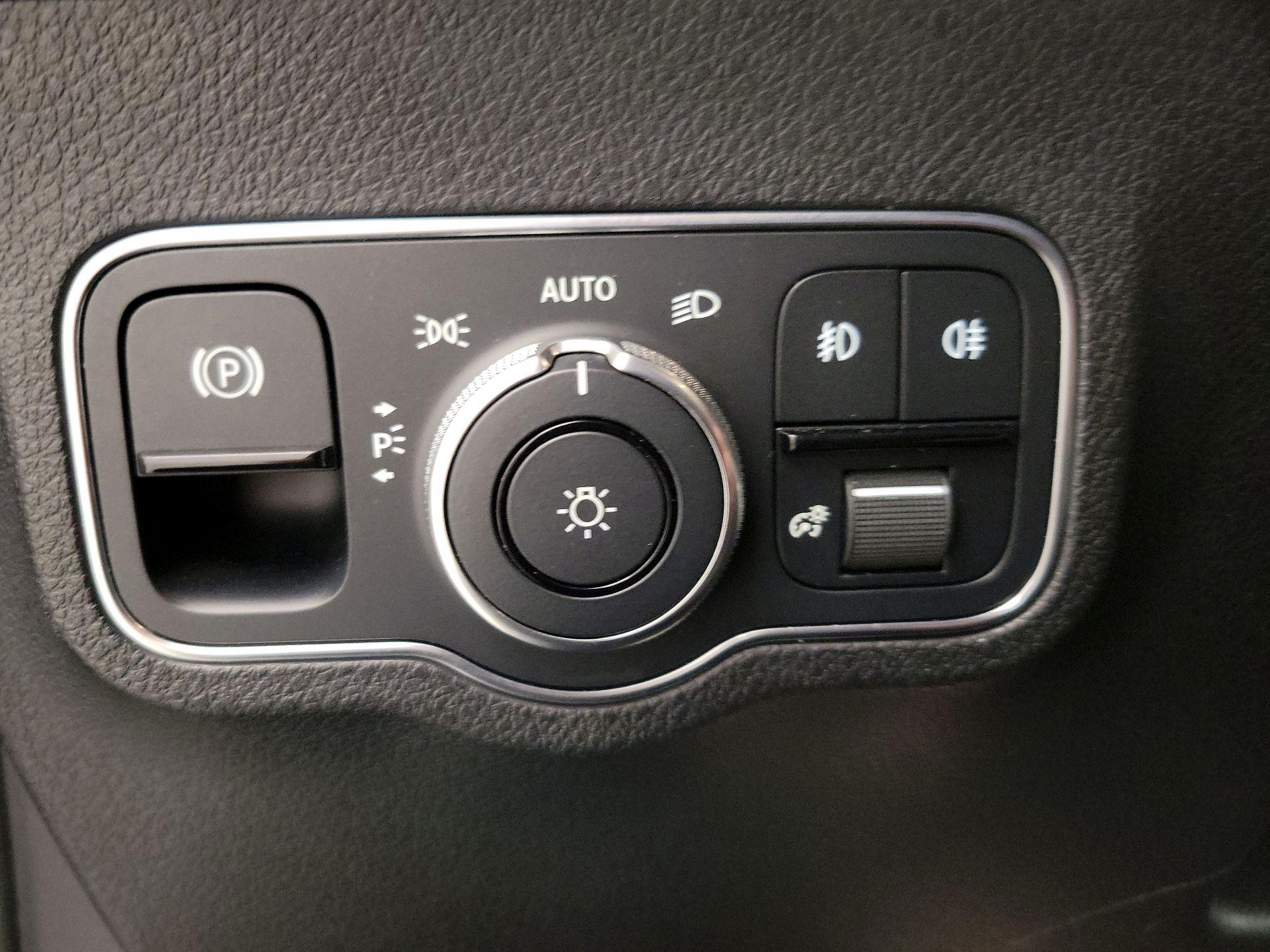 Thumbnail: 2022 Mercedes-Benz GLB - 13