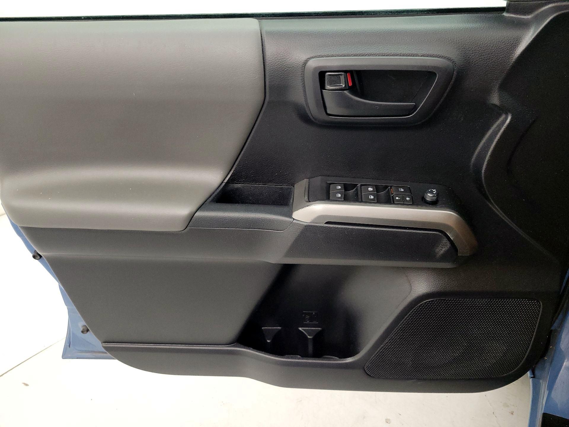 Thumbnail: 2019 Toyota Tacoma - 12