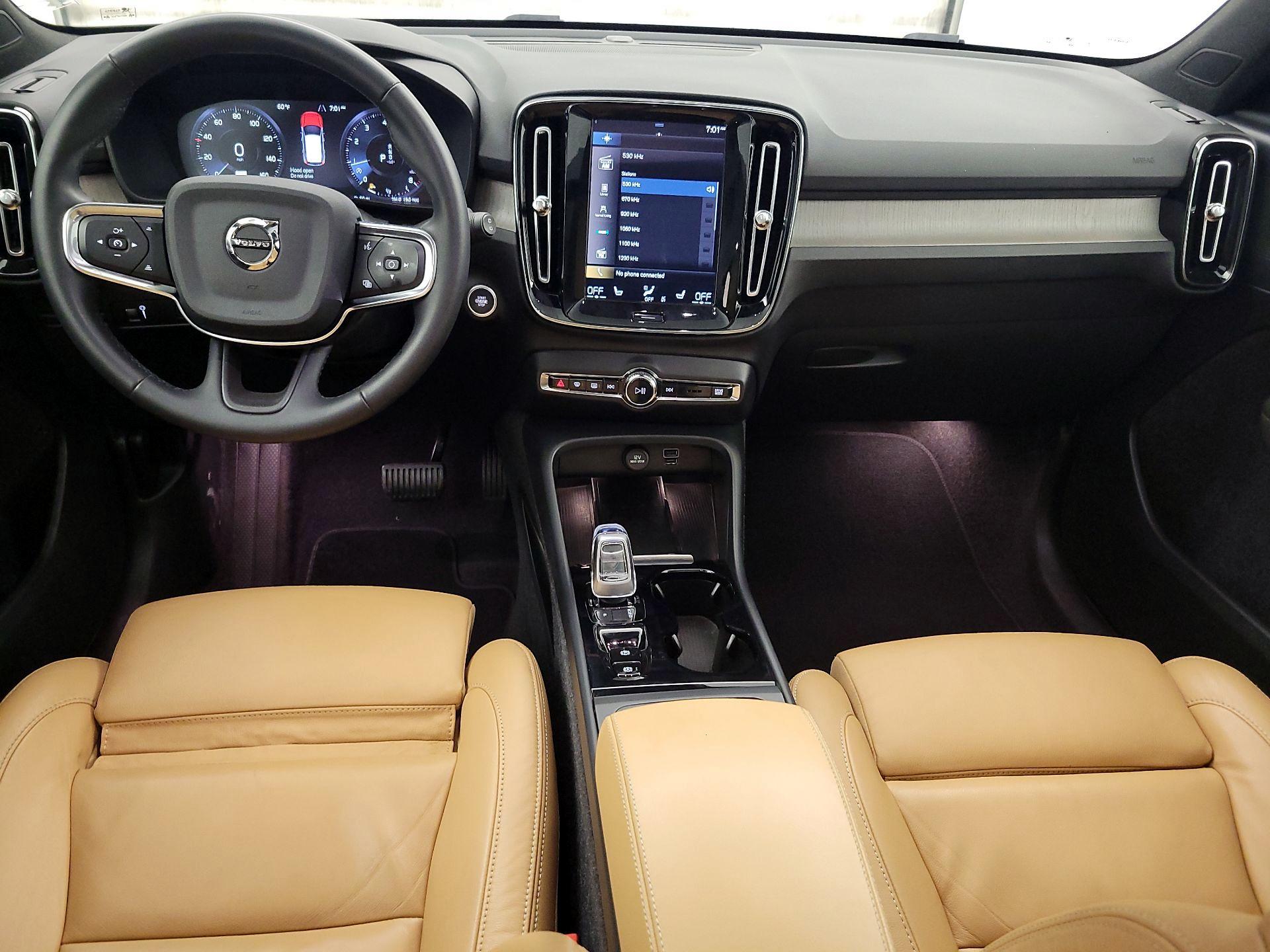 Thumbnail: 2022 Volvo XC40 - 9