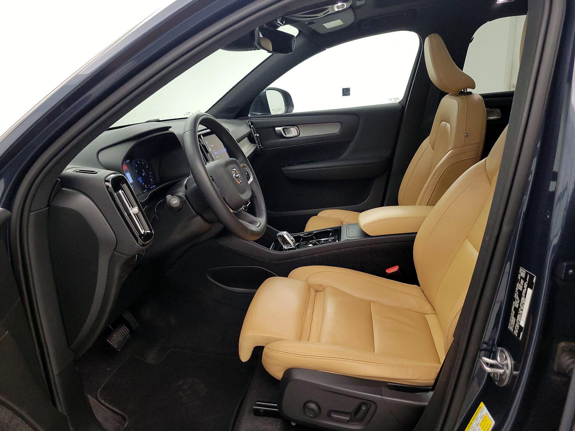 Thumbnail: 2022 Volvo XC40 - 11