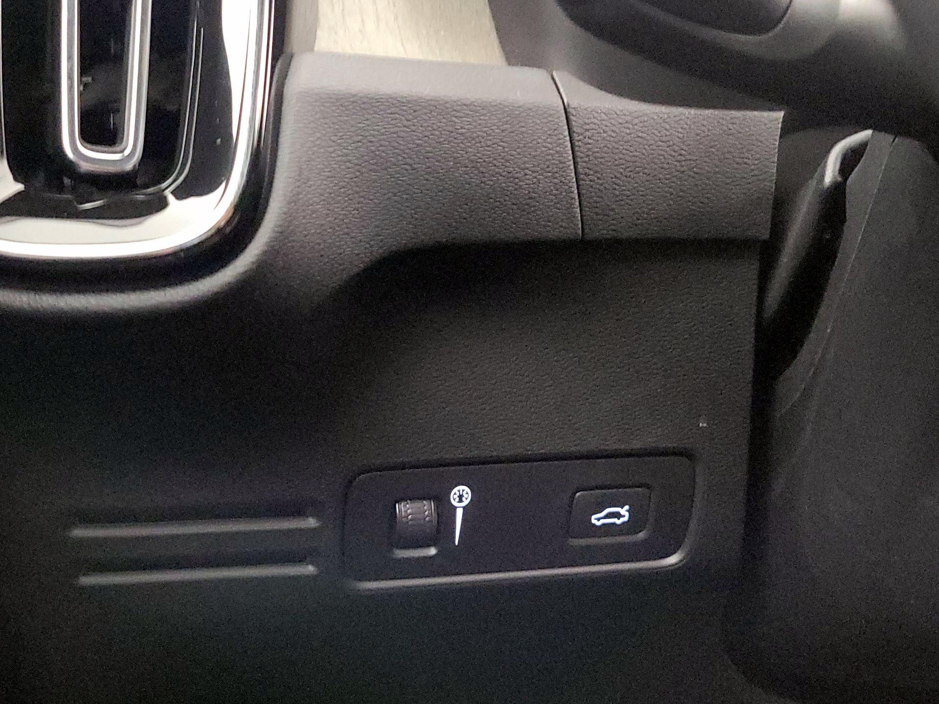 Thumbnail: 2022 Volvo XC40 - 13