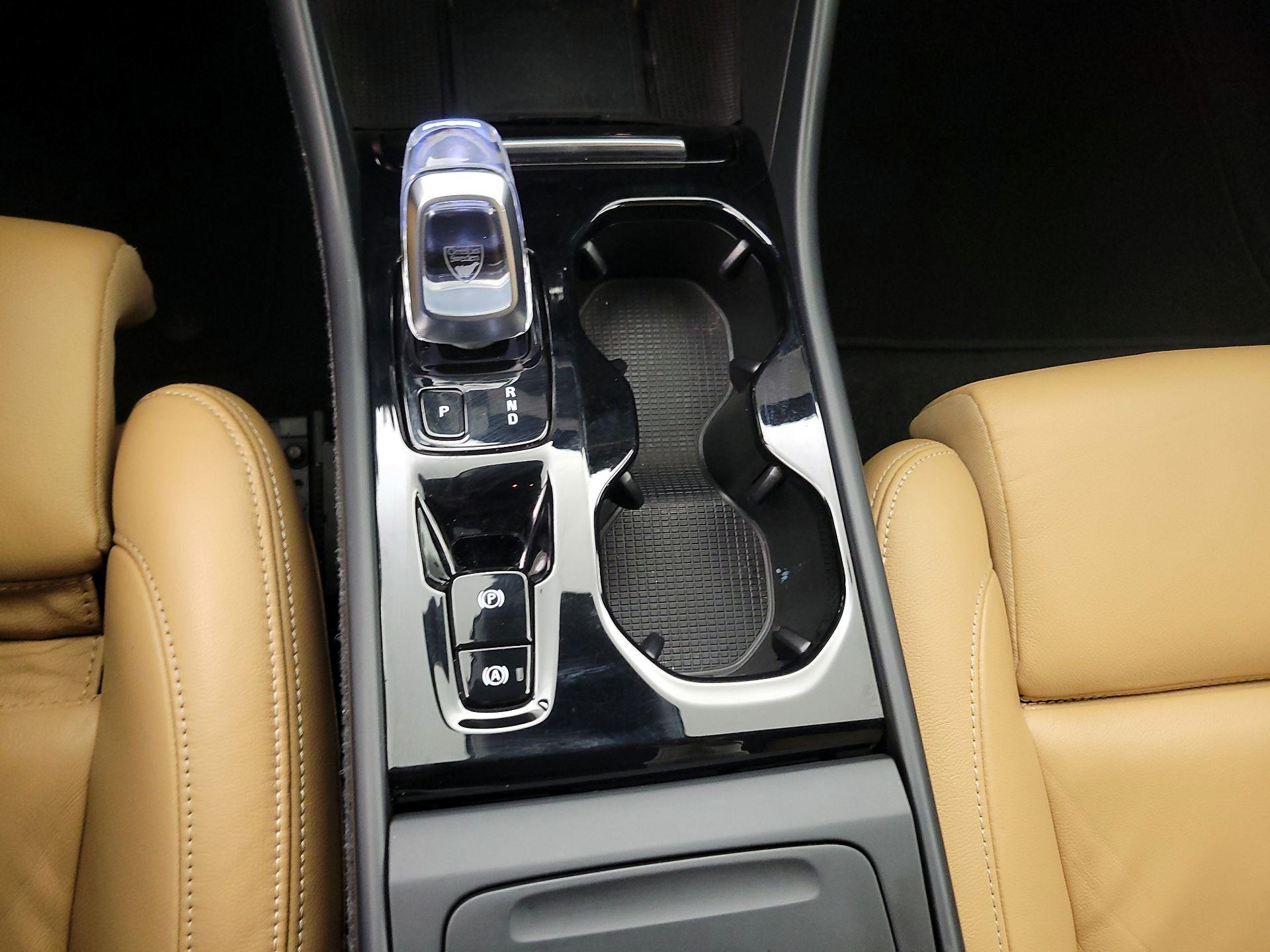 Thumbnail: 2022 Volvo XC40 - 17