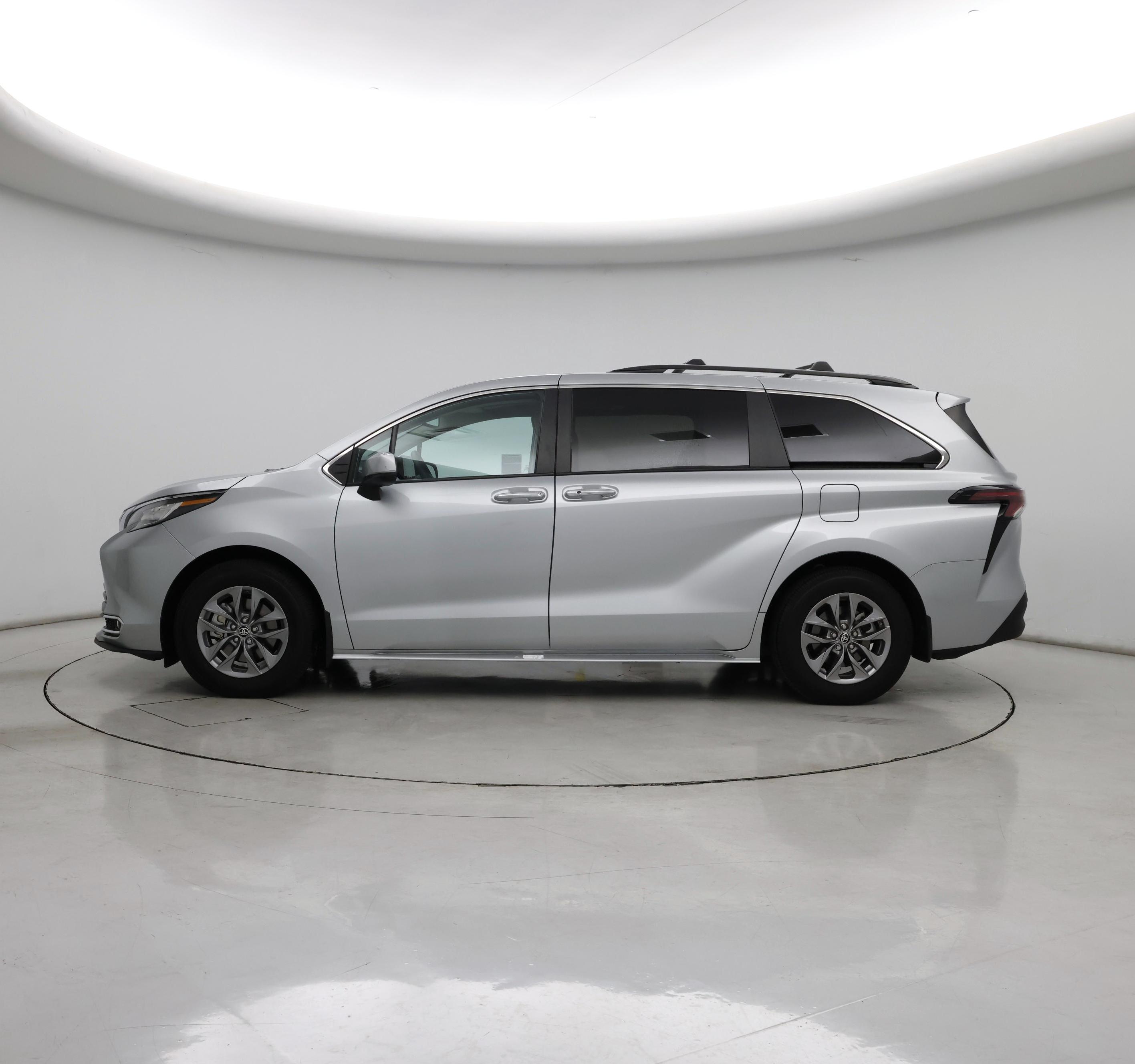 Thumbnail: 2023 Toyota Sienna - 3
