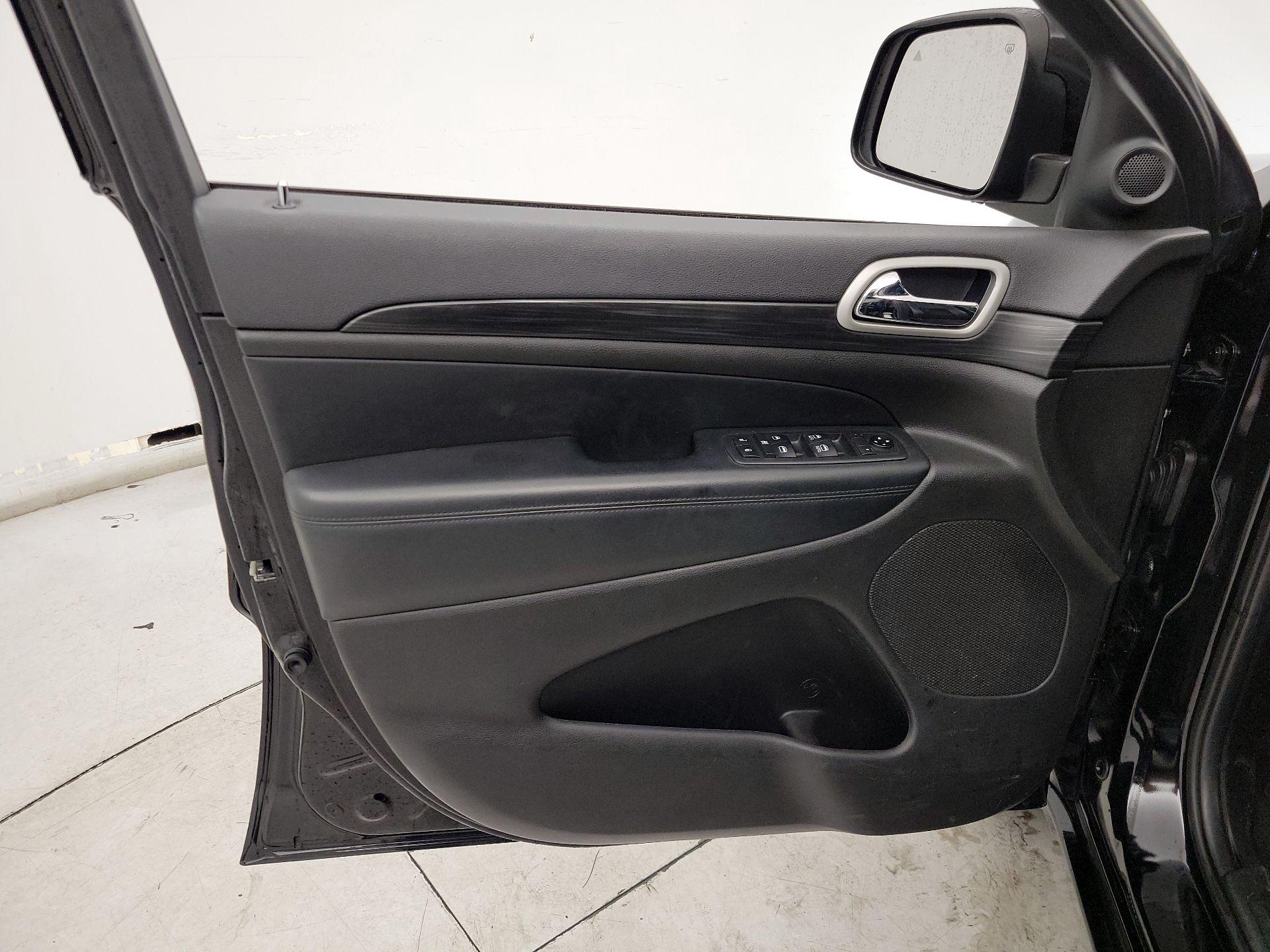 Thumbnail: 2020 Jeep Grand Cherokee - 12