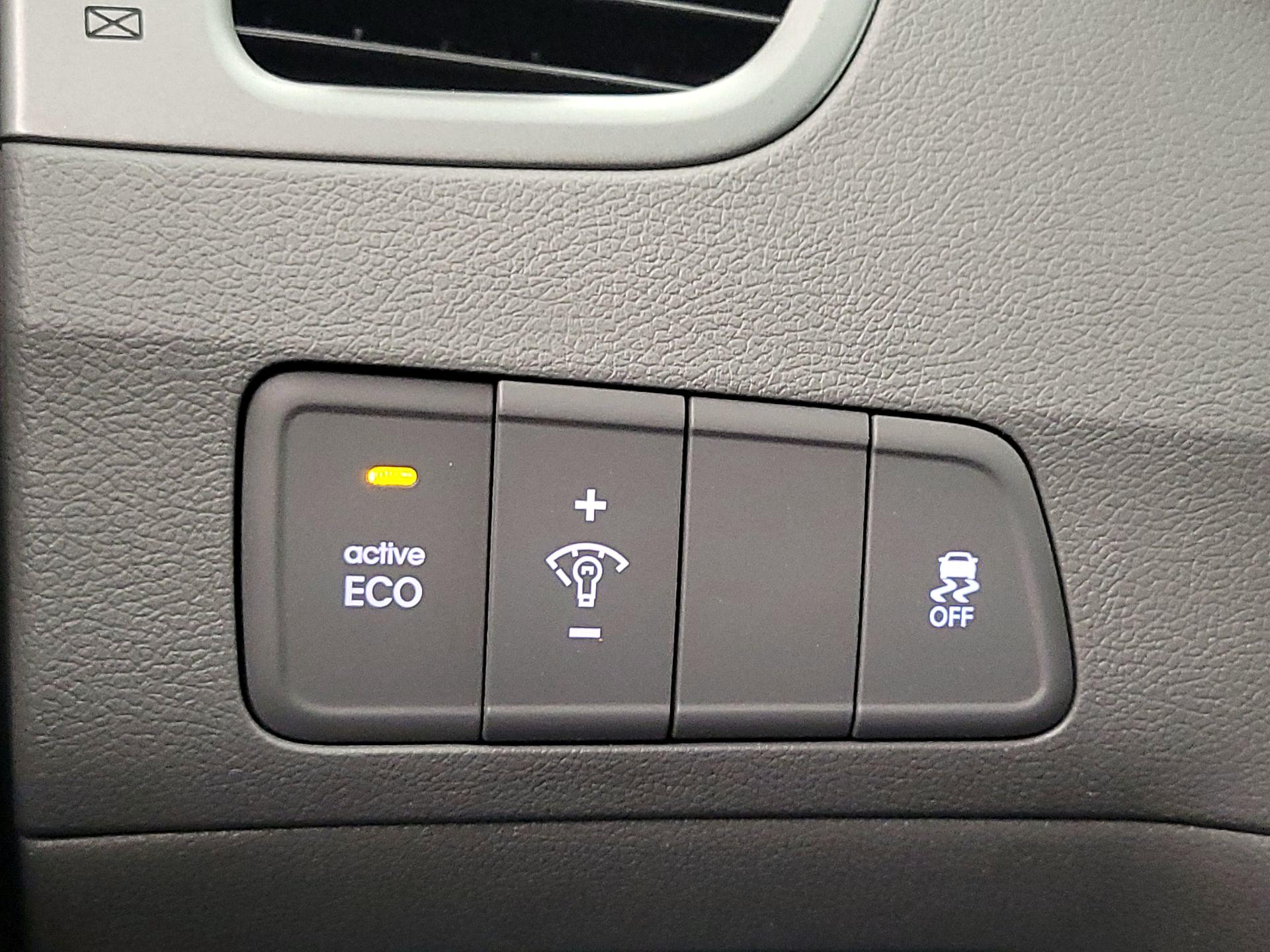 Thumbnail: 2015 Hyundai Elantra - 13