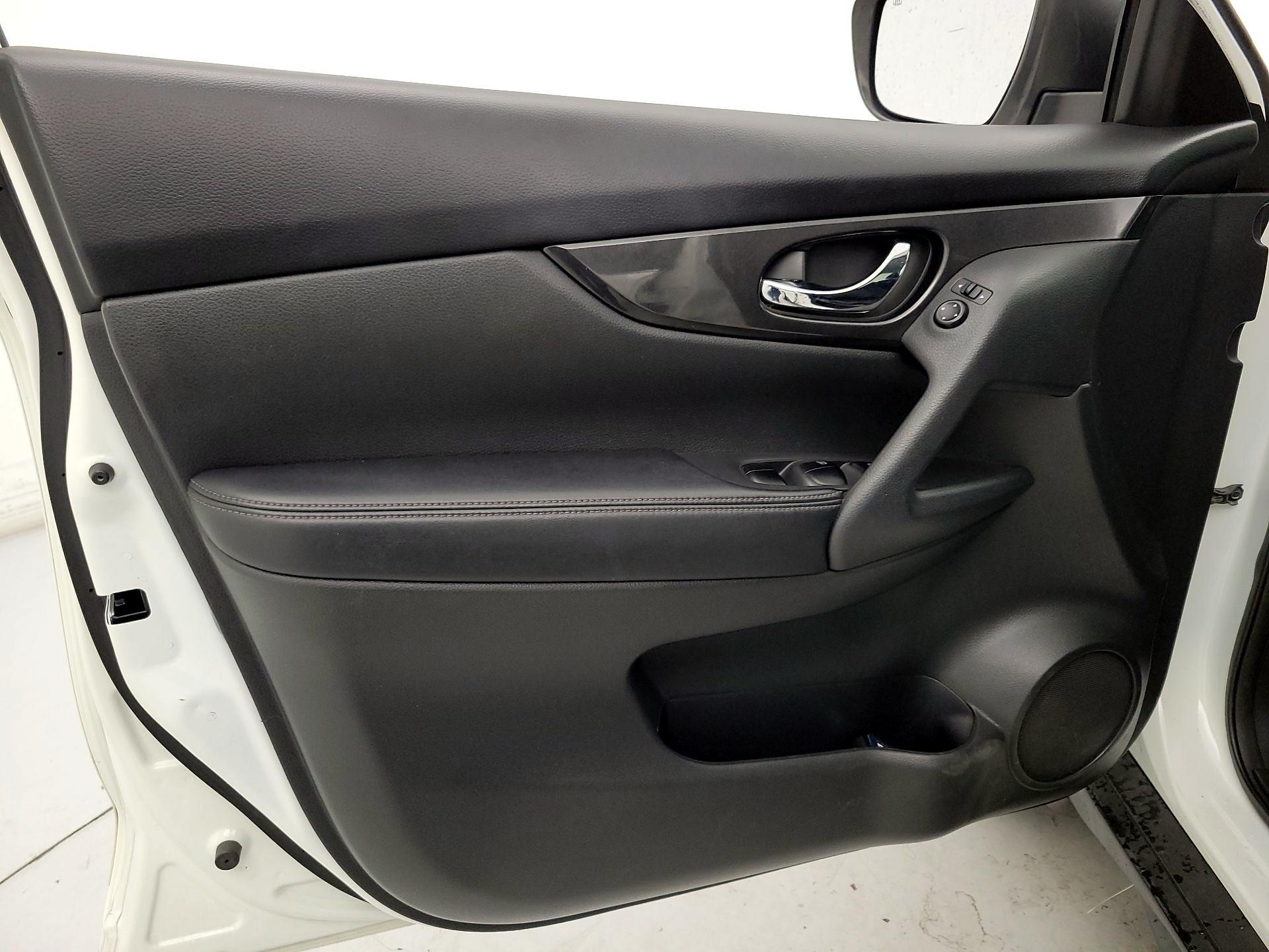 Thumbnail: 2017 Nissan Rogue - 12