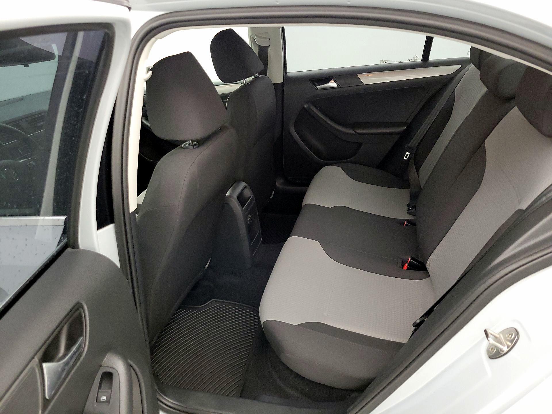 Thumbnail: 2017 Volkswagen Jetta - 18