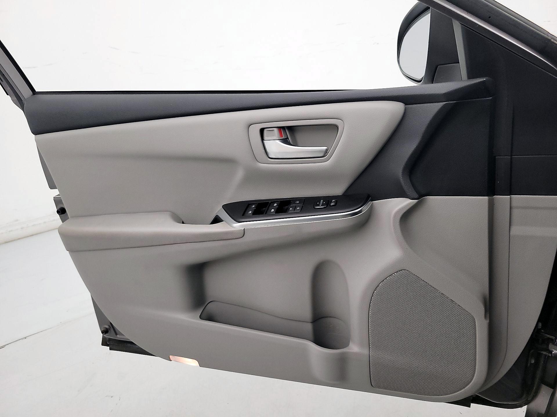 Thumbnail: 2016 Toyota Camry - 12