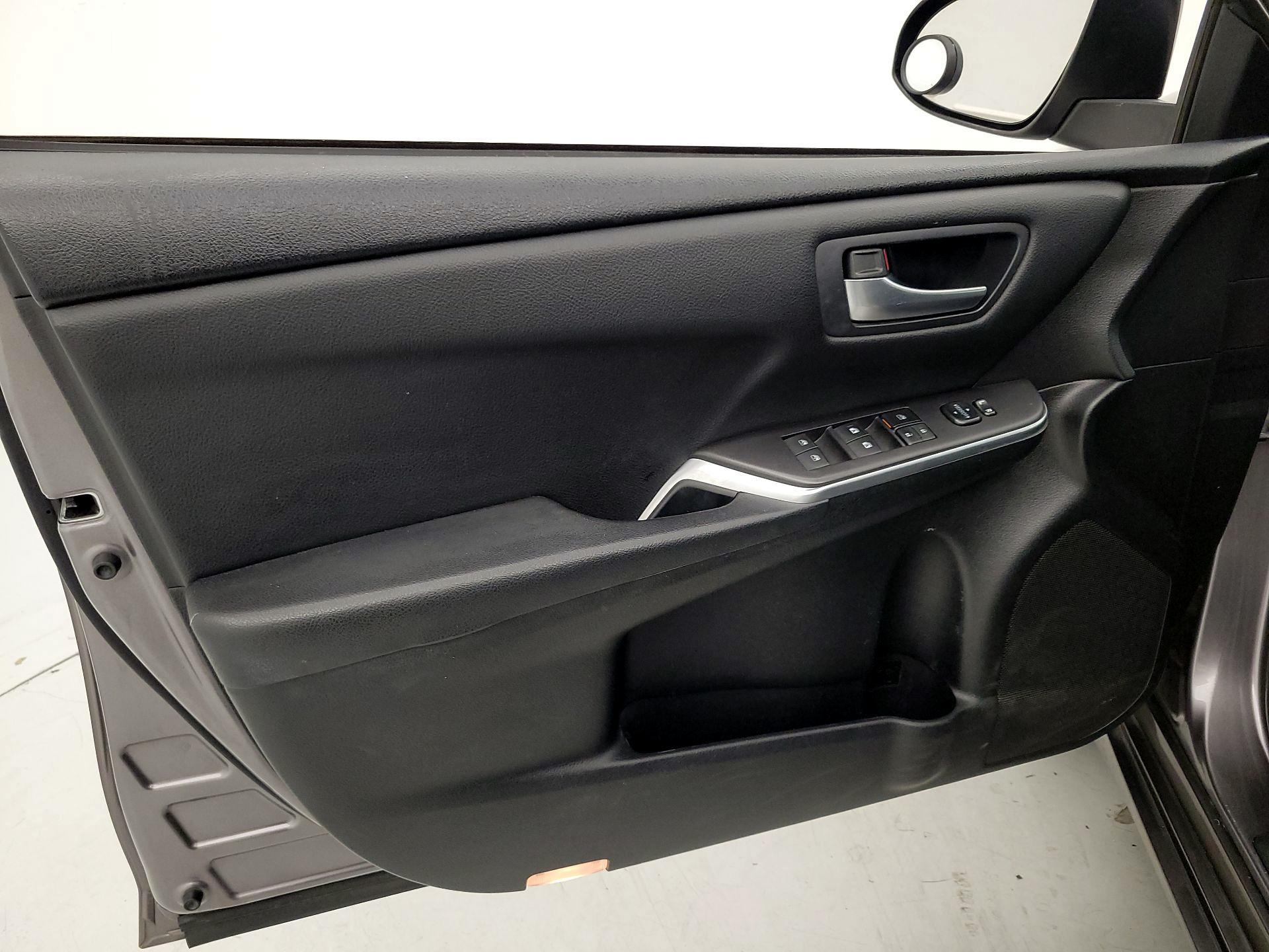 Thumbnail: 2016 Toyota Camry - 12