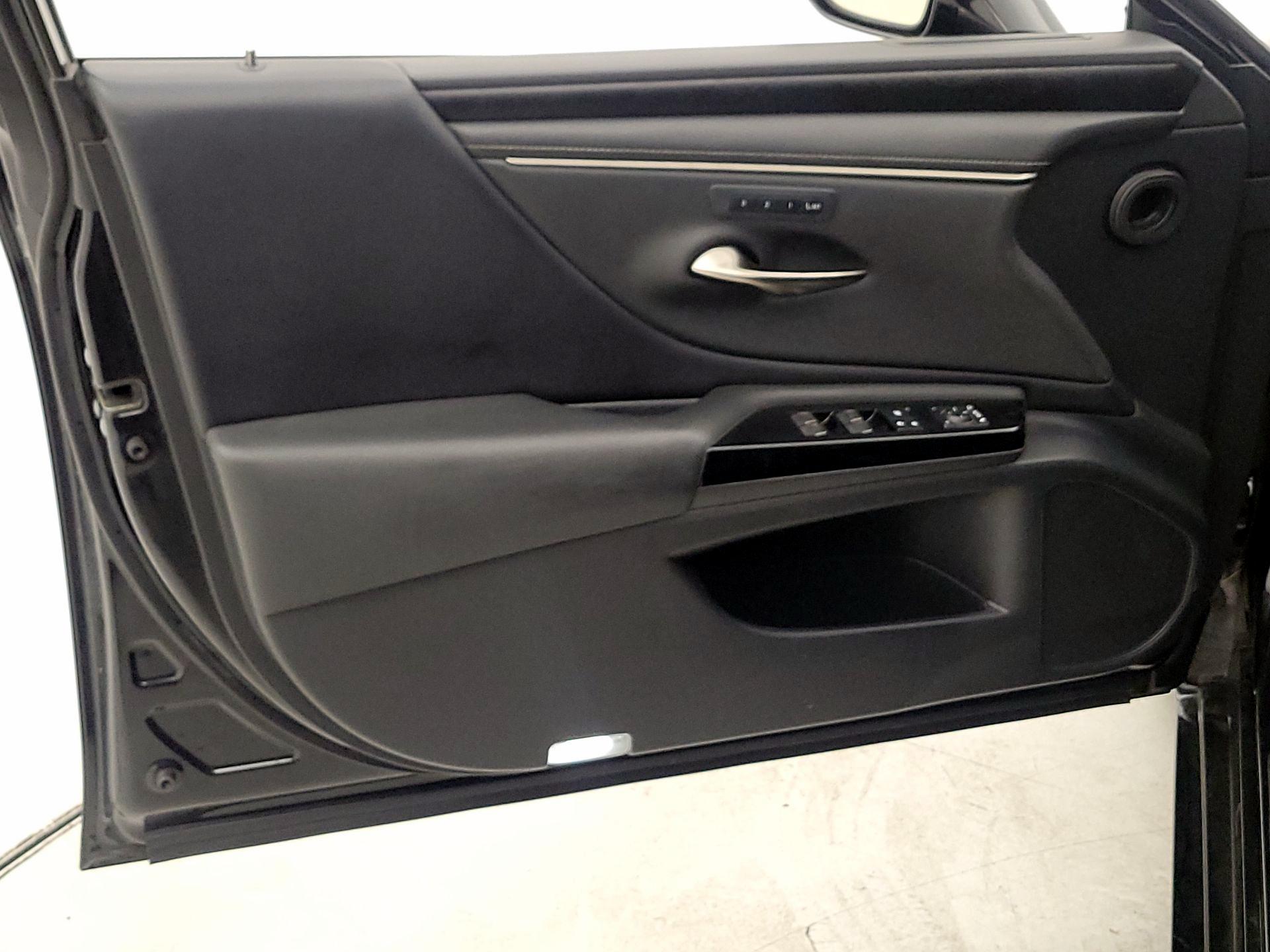 Thumbnail: 2022 Lexus ES - 12