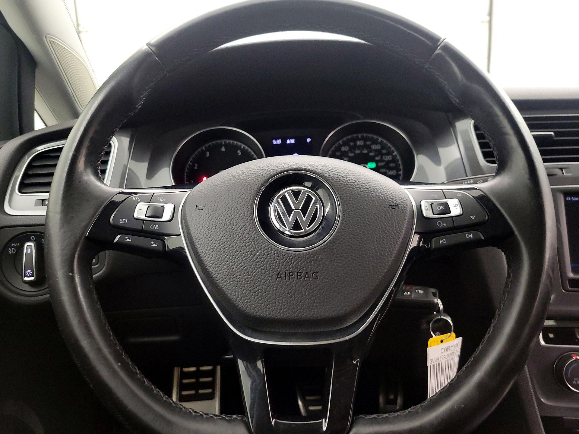 Thumbnail: 2017 Volkswagen Golf - 10