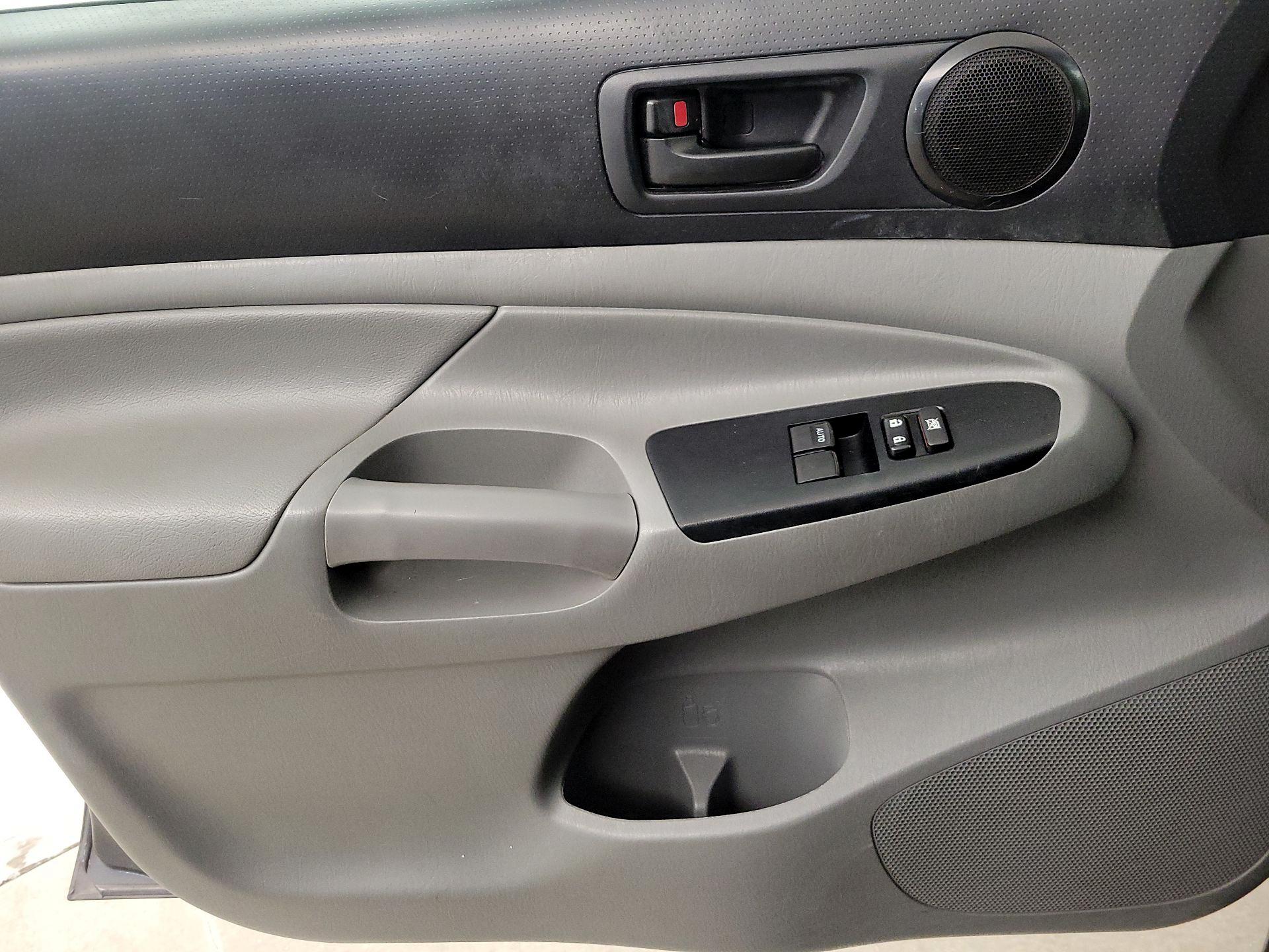 Thumbnail: 2015 Toyota Tacoma - 12